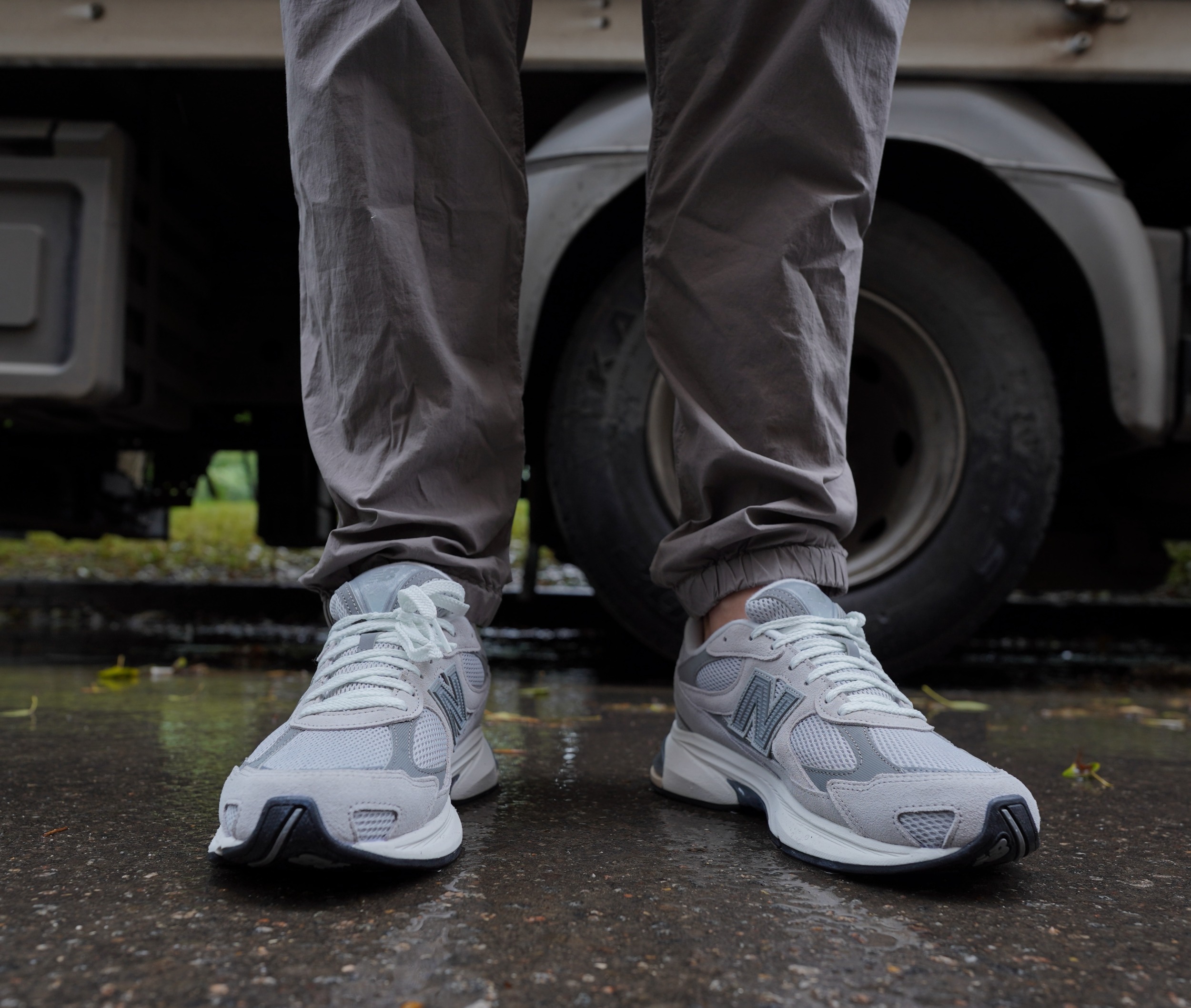 Силуэт New Balance 2010 мне однозначно зашел. Максимально уверенная посадка, утилитарная ретро-эстетика и ничего лишнего — только чистые линии и правильная форма. Как всегда, идеальный баланс. Силуэт New Balance 2010 мне однозначно зашел. Максимально уверенная посадка, утилитарная ретро-эстетика и ничего лишнего — только чистые линии и правильная форма. Как всегда, идеальный баланс.