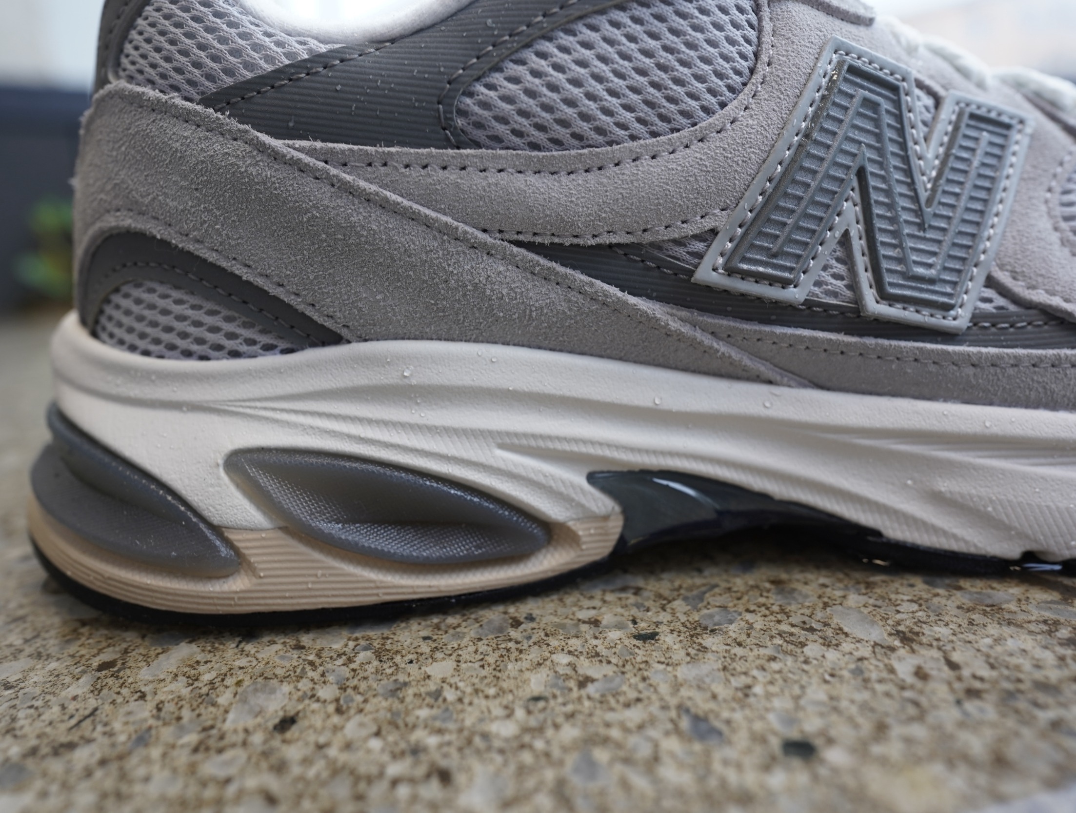 Силуэт New Balance 2010 мне однозначно зашел. Максимально уверенная посадка, утилитарная ретро-эстетика и ничего лишнего — только чистые линии и правильная форма. Как всегда, идеальный баланс. Силуэт New Balance 2010 мне однозначно зашел. Максимально уверенная посадка, утилитарная ретро-эстетика и ничего лишнего — только чистые линии и правильная форма. Как всегда, идеальный баланс.
