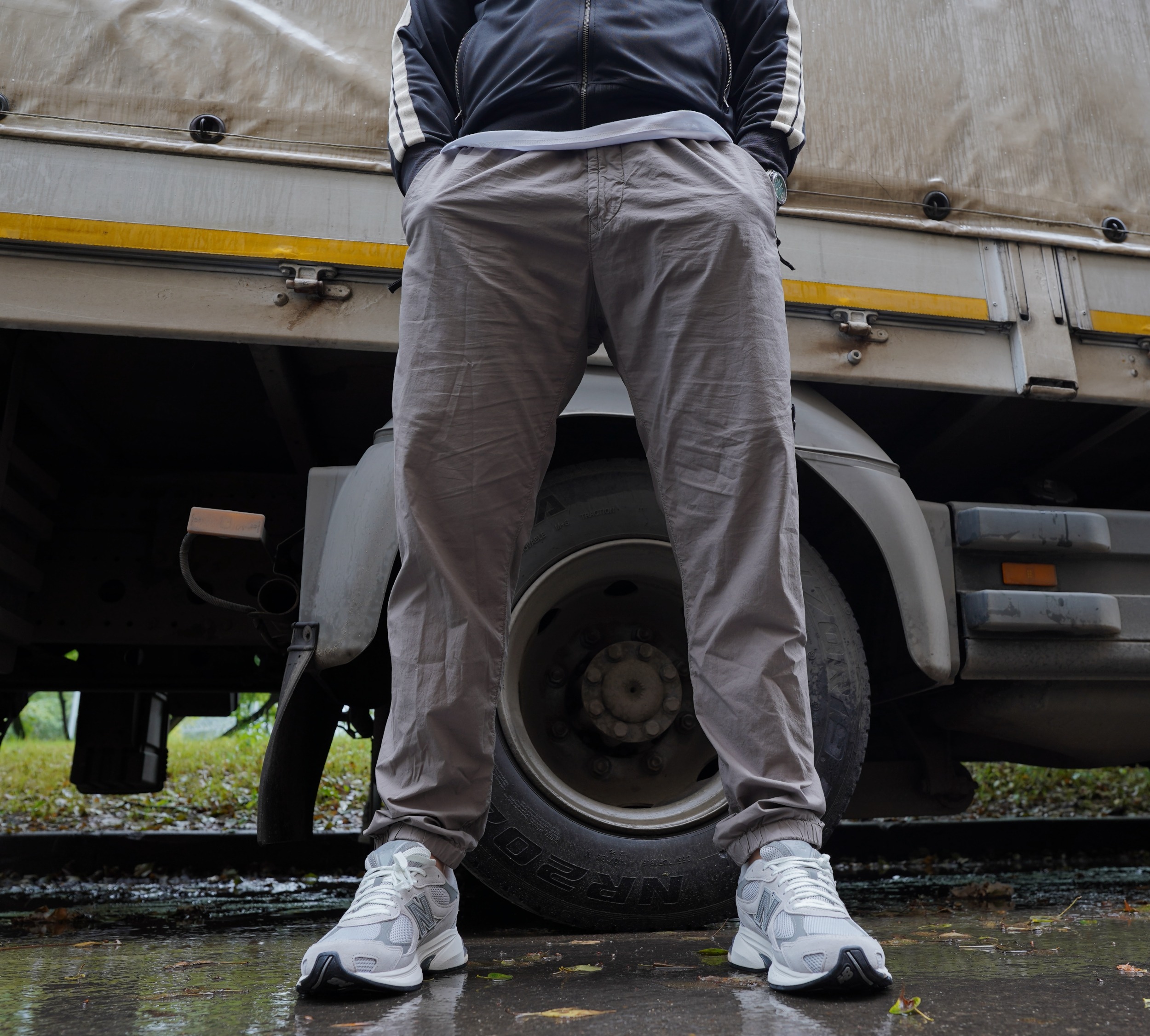 Силуэт New Balance 2010 мне однозначно зашел. Максимально уверенная посадка, утилитарная ретро-эстетика и ничего лишнего — только чистые линии и правильная форма. Как всегда, идеальный баланс. Силуэт New Balance 2010 мне однозначно зашел. Максимально уверенная посадка, утилитарная ретро-эстетика и ничего лишнего — только чистые линии и правильная форма. Как всегда, идеальный баланс.
