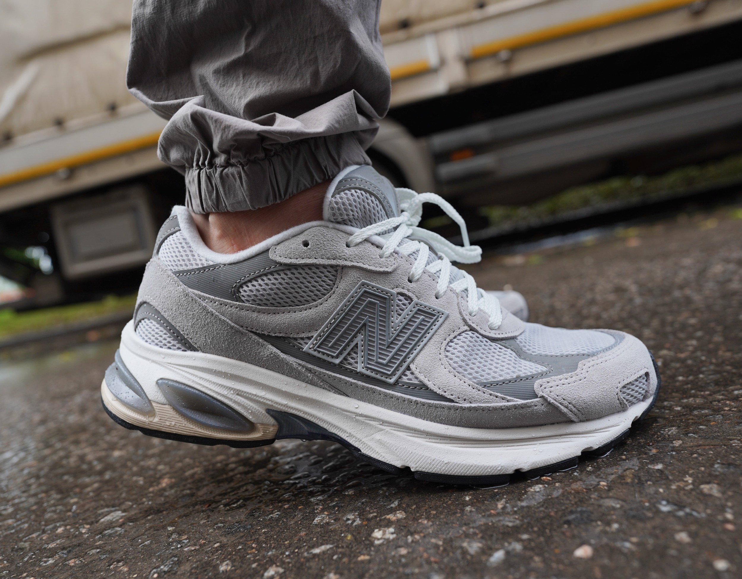 Силуэт New Balance 2010 мне однозначно зашел. Максимально уверенная посадка, утилитарная ретро-эстетика и ничего лишнего — только чистые линии и правильная форма. Как всегда, идеальный баланс.