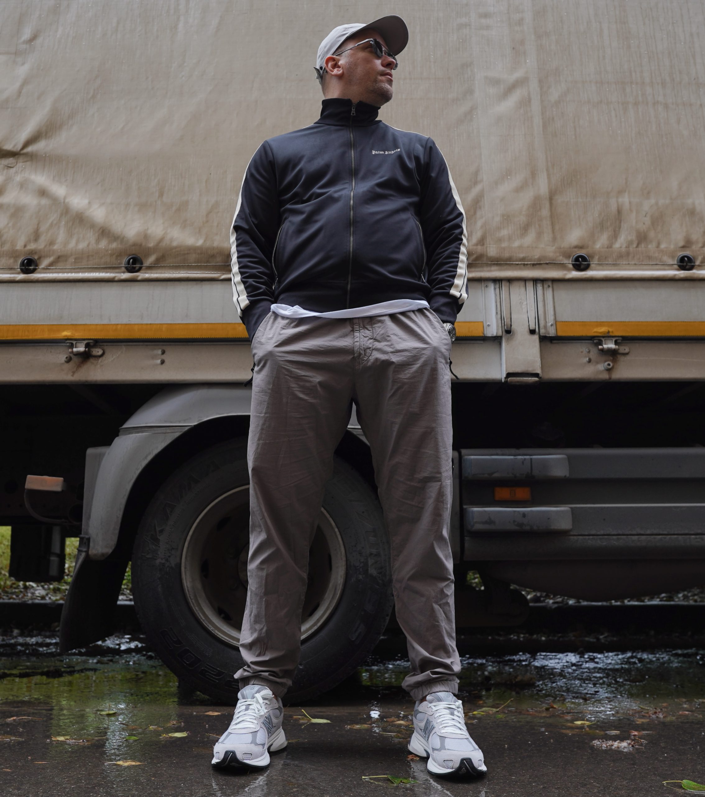Силуэт New Balance 2010 мне однозначно зашел. Максимально уверенная посадка, утилитарная ретро-эстетика и ничего лишнего — только чистые линии и правильная форма. Как всегда, идеальный баланс. Силуэт New Balance 2010 мне однозначно зашел. Максимально уверенная посадка, утилитарная ретро-эстетика и ничего лишнего — только чистые линии и правильная форма. Как всегда, идеальный баланс.