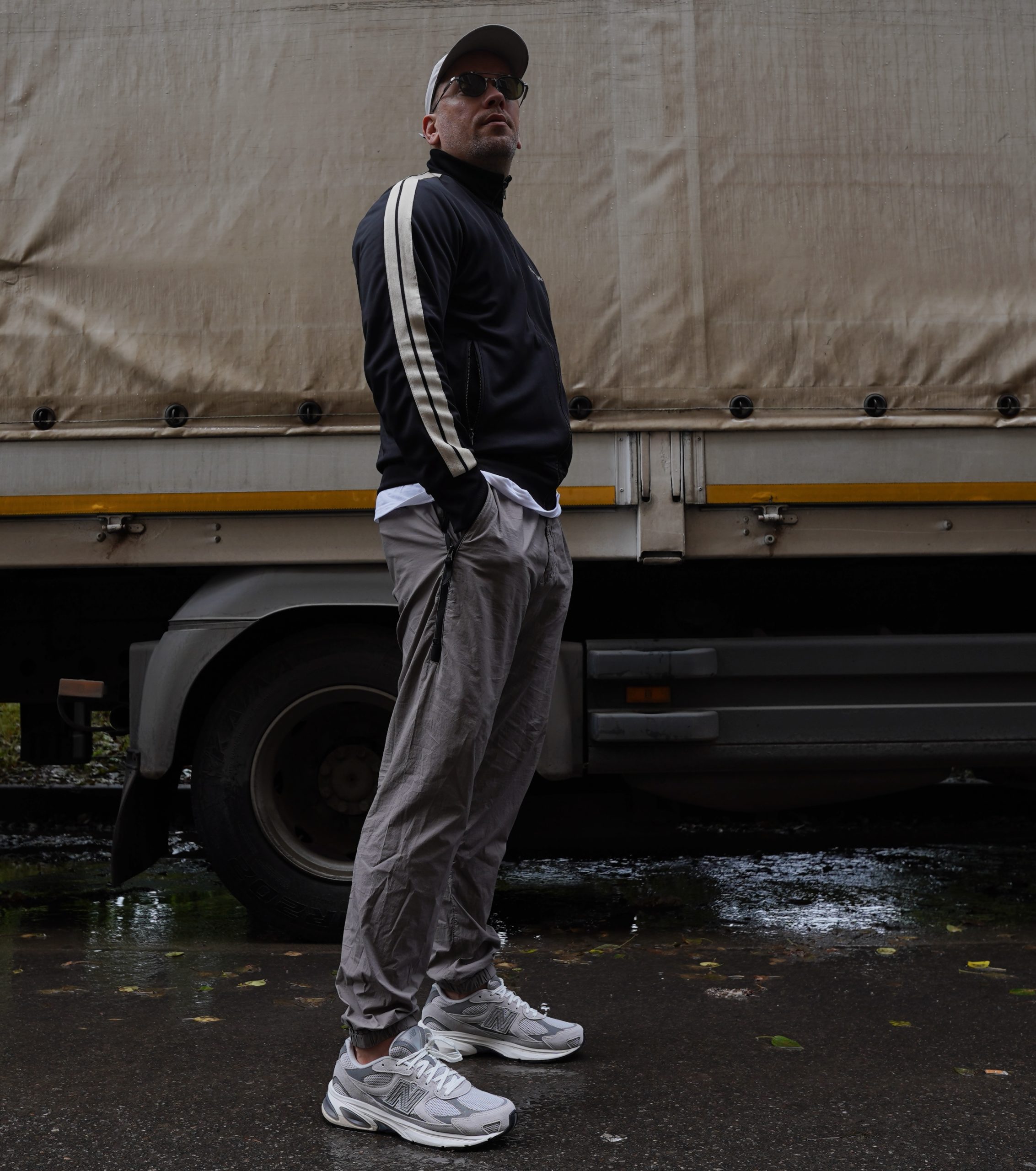 Силуэт New Balance 2010 мне однозначно зашел. Максимально уверенная посадка, утилитарная ретро-эстетика и ничего лишнего — только чистые линии и правильная форма. Как всегда, идеальный баланс. Силуэт New Balance 2010 мне однозначно зашел. Максимально уверенная посадка, утилитарная ретро-эстетика и ничего лишнего — только чистые линии и правильная форма. Как всегда, идеальный баланс.