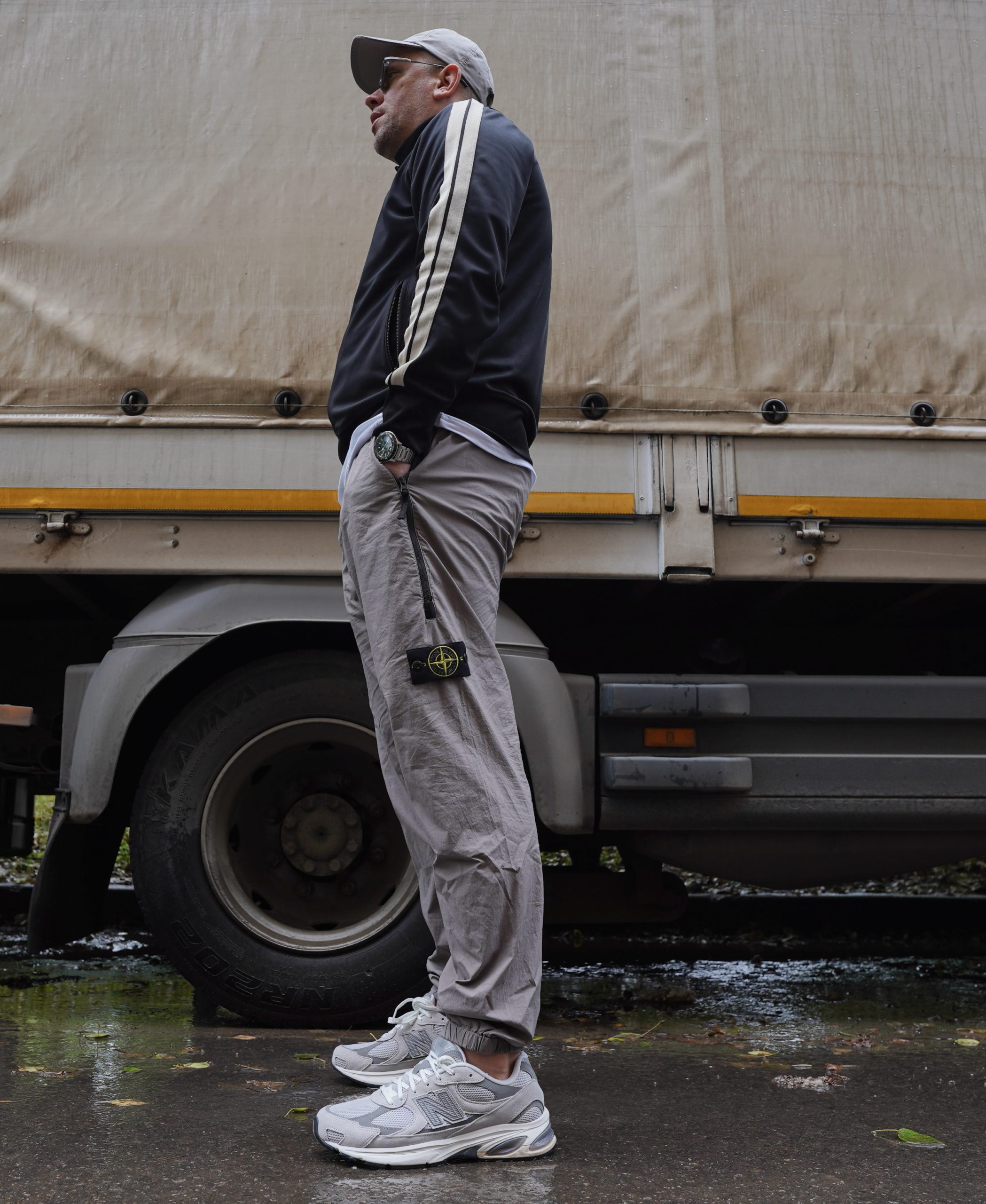 Силуэт New Balance 2010 мне однозначно зашел. Максимально уверенная посадка, утилитарная ретро-эстетика и ничего лишнего — только чистые линии и правильная форма. Как всегда, идеальный баланс. Силуэт New Balance 2010 мне однозначно зашел. Максимально уверенная посадка, утилитарная ретро-эстетика и ничего лишнего — только чистые линии и правильная форма. Как всегда, идеальный баланс.