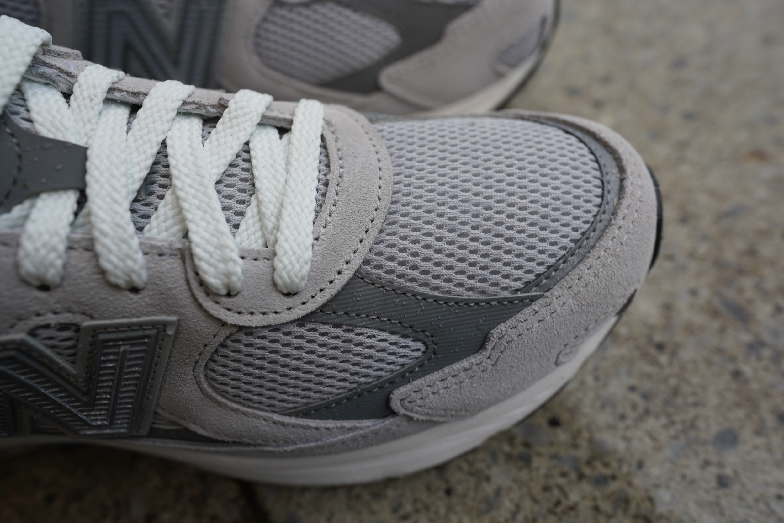 Силуэт New Balance 2010 мне однозначно зашел. Максимально уверенная посадка, утилитарная ретро-эстетика и ничего лишнего — только чистые линии и правильная форма. Как всегда, идеальный баланс. Силуэт New Balance 2010 мне однозначно зашел. Максимально уверенная посадка, утилитарная ретро-эстетика и ничего лишнего — только чистые линии и правильная форма. Как всегда, идеальный баланс.