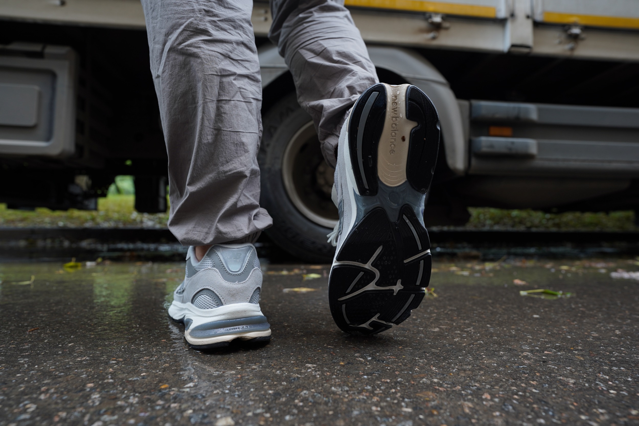 Силуэт New Balance 2010 мне однозначно зашел. Максимально уверенная посадка, утилитарная ретро-эстетика и ничего лишнего — только чистые линии и правильная форма. Как всегда, идеальный баланс. Силуэт New Balance 2010 мне однозначно зашел. Максимально уверенная посадка, утилитарная ретро-эстетика и ничего лишнего — только чистые линии и правильная форма. Как всегда, идеальный баланс.