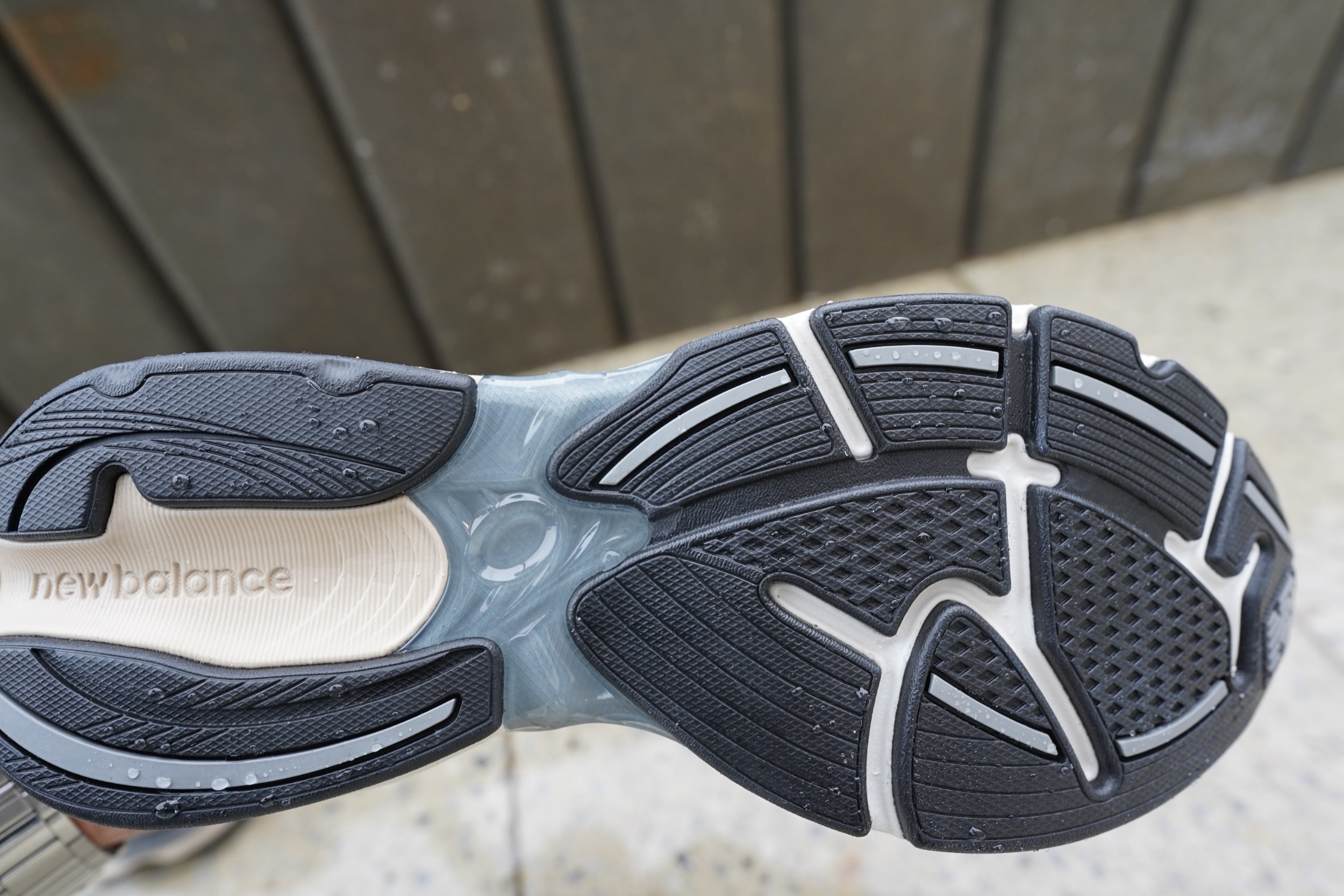 Силуэт New Balance 2010 мне однозначно зашел. Максимально уверенная посадка, утилитарная ретро-эстетика и ничего лишнего — только чистые линии и правильная форма. Как всегда, идеальный баланс. Силуэт New Balance 2010 мне однозначно зашел. Максимально уверенная посадка, утилитарная ретро-эстетика и ничего лишнего — только чистые линии и правильная форма. Как всегда, идеальный баланс.
