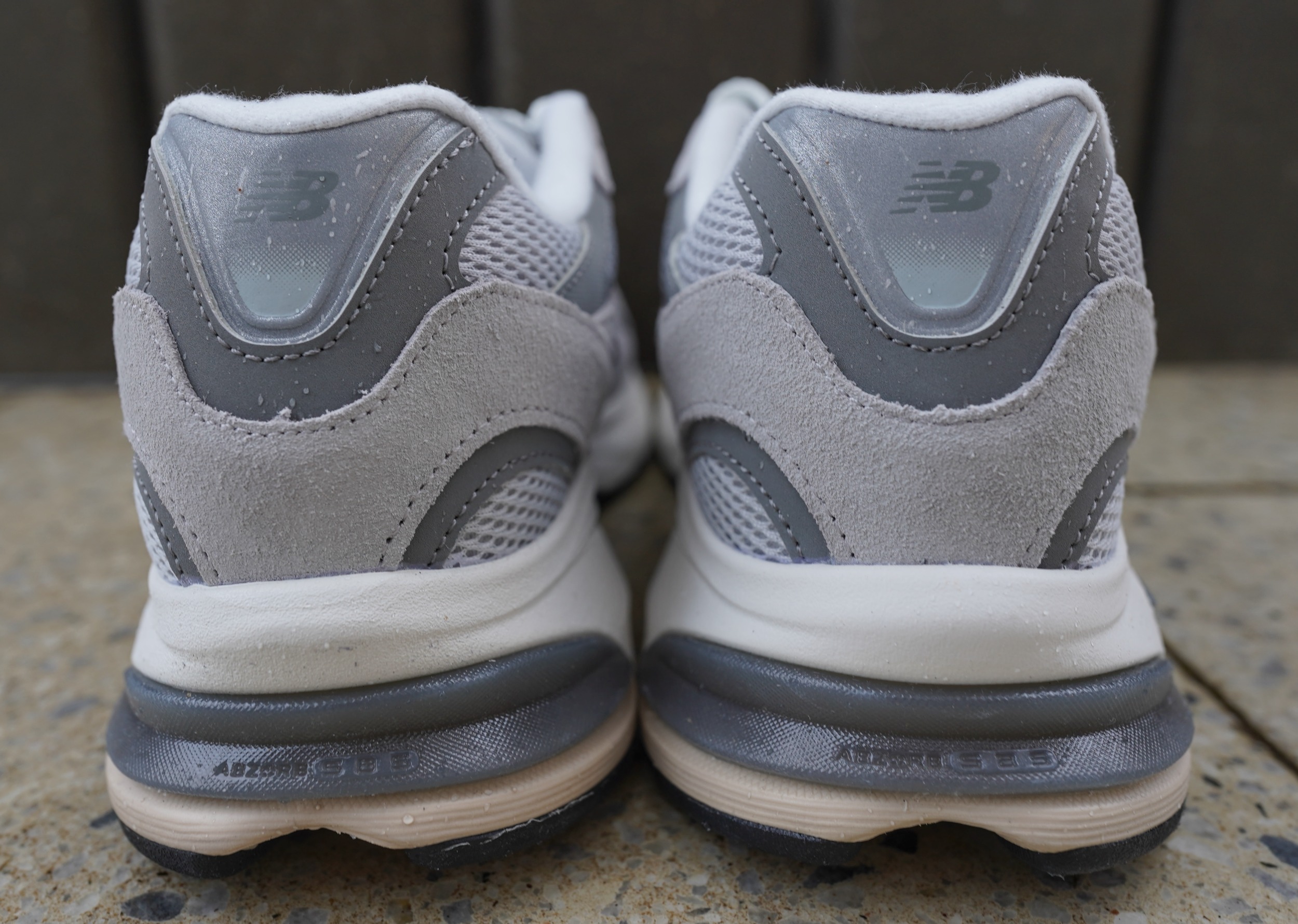 Силуэт New Balance 2010 мне однозначно зашел. Максимально уверенная посадка, утилитарная ретро-эстетика и ничего лишнего — только чистые линии и правильная форма. Как всегда, идеальный баланс. Силуэт New Balance 2010 мне однозначно зашел. Максимально уверенная посадка, утилитарная ретро-эстетика и ничего лишнего — только чистые линии и правильная форма. Как всегда, идеальный баланс.