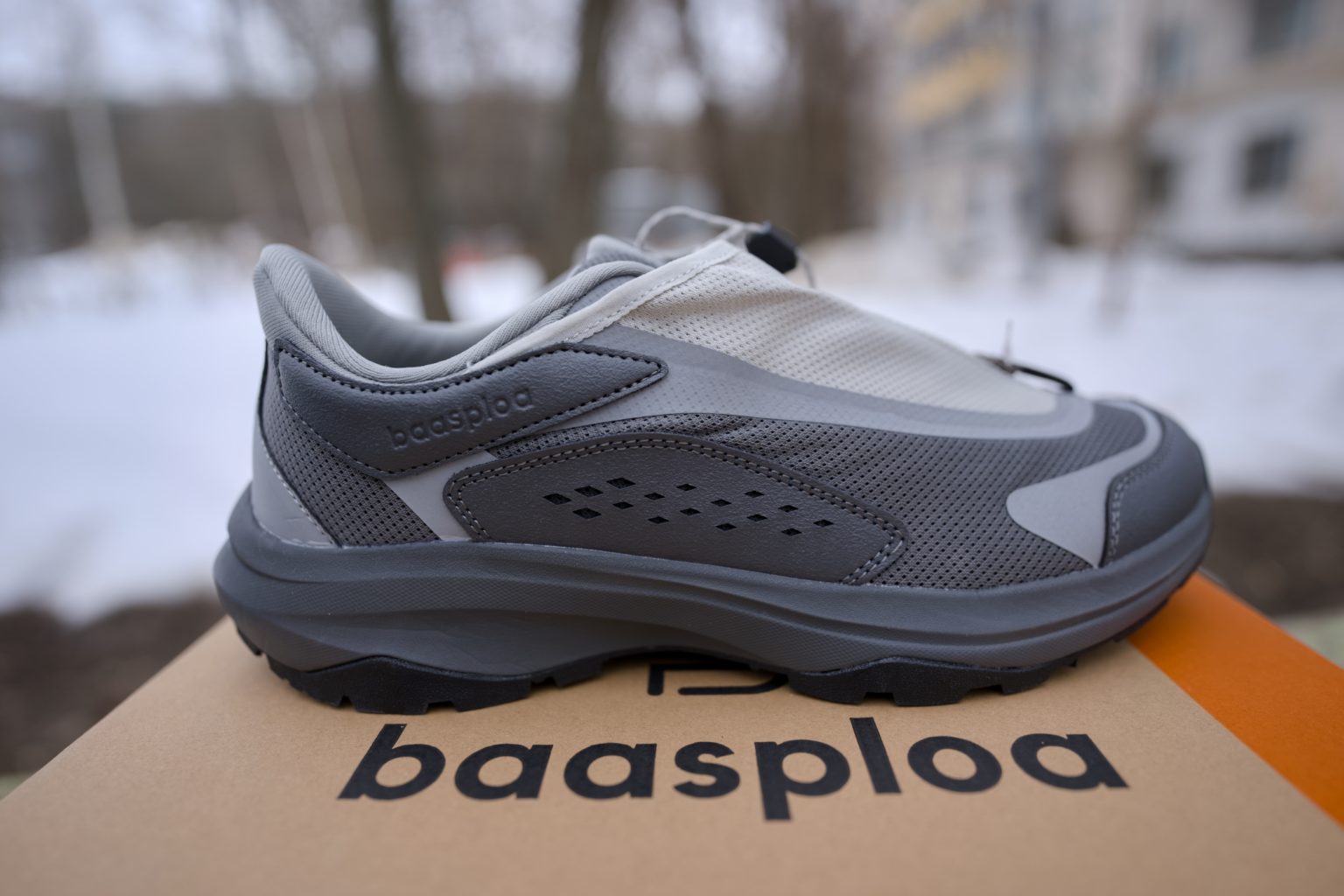 Парни, не так давно я выпустил сравнение кроссовок Baasploa и hoka . Да-да, я уже прямо слышу возмущенные голоса и предвижу летящие тапки: «Китай? Серьезно? Что за дичь ты нам пытаешься впарить?! Мы признаем только именитые бренды!" Я прекрасно понимаю вас.
