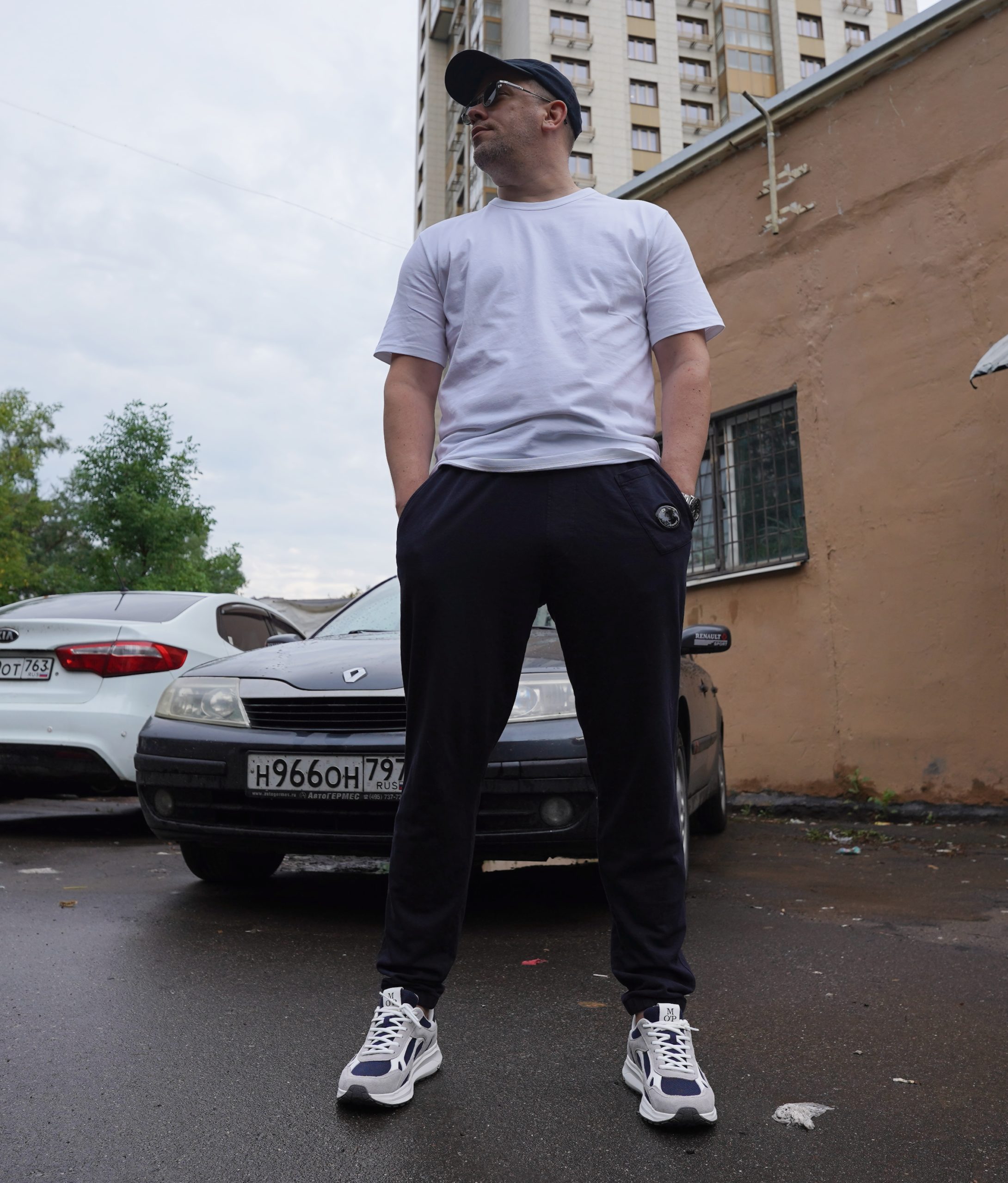 Одежду от Marc O'Polo я ношу еще с 2000 года. Страшно подумать: прошло уже почти четверть века, а я все еще ей верен! А вот обувь этого бренда попадает в мой гардероб довольно редко. Но в этот раз я решил взять себе базовые кроссовки в светло сером цвете, разбавленном темно-синим и белым. Это отличная цветовая гамма на случай, когда нужные спокойные кроссовки без ярких акцентов. Одежду от Marc O'Polo я ношу еще с 2000 года. Страшно подумать: прошло уже почти четверть века, а я все еще ей верен! А вот обувь этого бренда попадает в мой гардероб довольно редко. Но в этот раз я решил взять себе базовые кроссовки в светло сером цвете, разбавленном темно-синим и белым. Это отличная цветовая гамма на случай, когда нужные спокойные кроссовки без ярких акцентов.