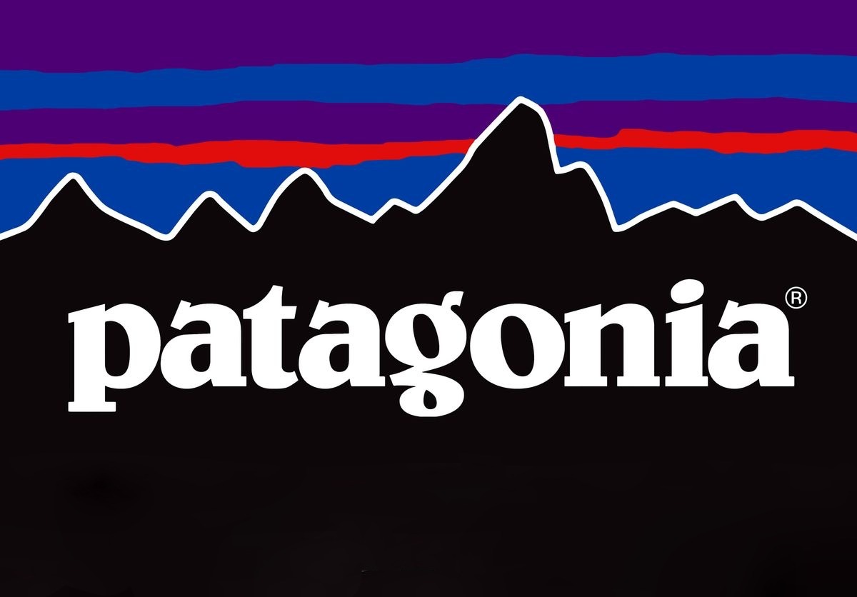 Всегда питал слабость к бренду Patagonia. Как правило, я покупаю их вещи выборочно и не столько для суровых походов, сколько для городских джунглей. Хотя, будем честны: иногда городские условия оказываются таким хардкором, что горы и леса покажутся легкой прогулкой.
