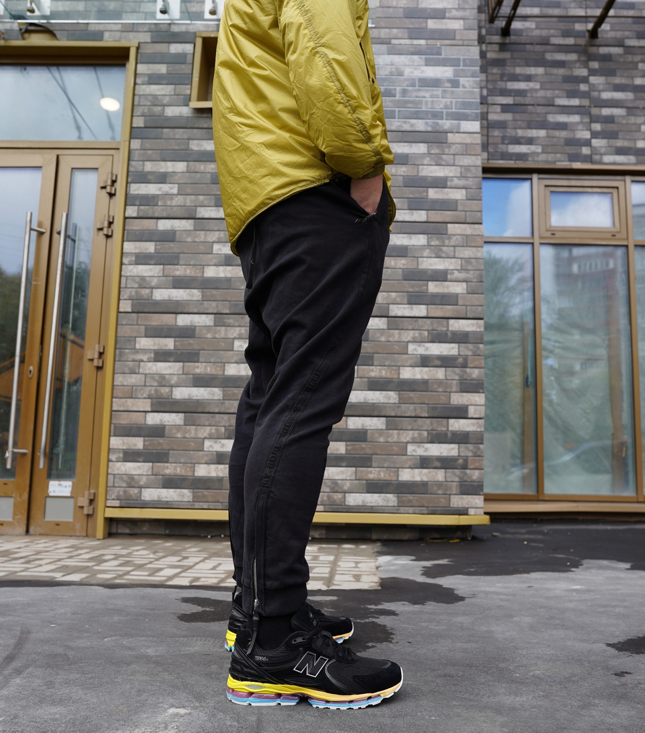 New Balance 1954r – это релиз 2026 года, вдохновленный эстетикой двухтысячных, и вобравший в себя детали успешных моделей бренда под номером 1906 и 2002. В отличие от других моделей бренда у New Balance 1954 нет архивных предшественников New Balance 1954r – это релиз 2026 года, вдохновленный эстетикой двухтысячных, и вобравший в себя детали успешных моделей бренда под номером 1906 и 2002. В отличие от других моделей бренда у New Balance 1954 нет архивных предшественников