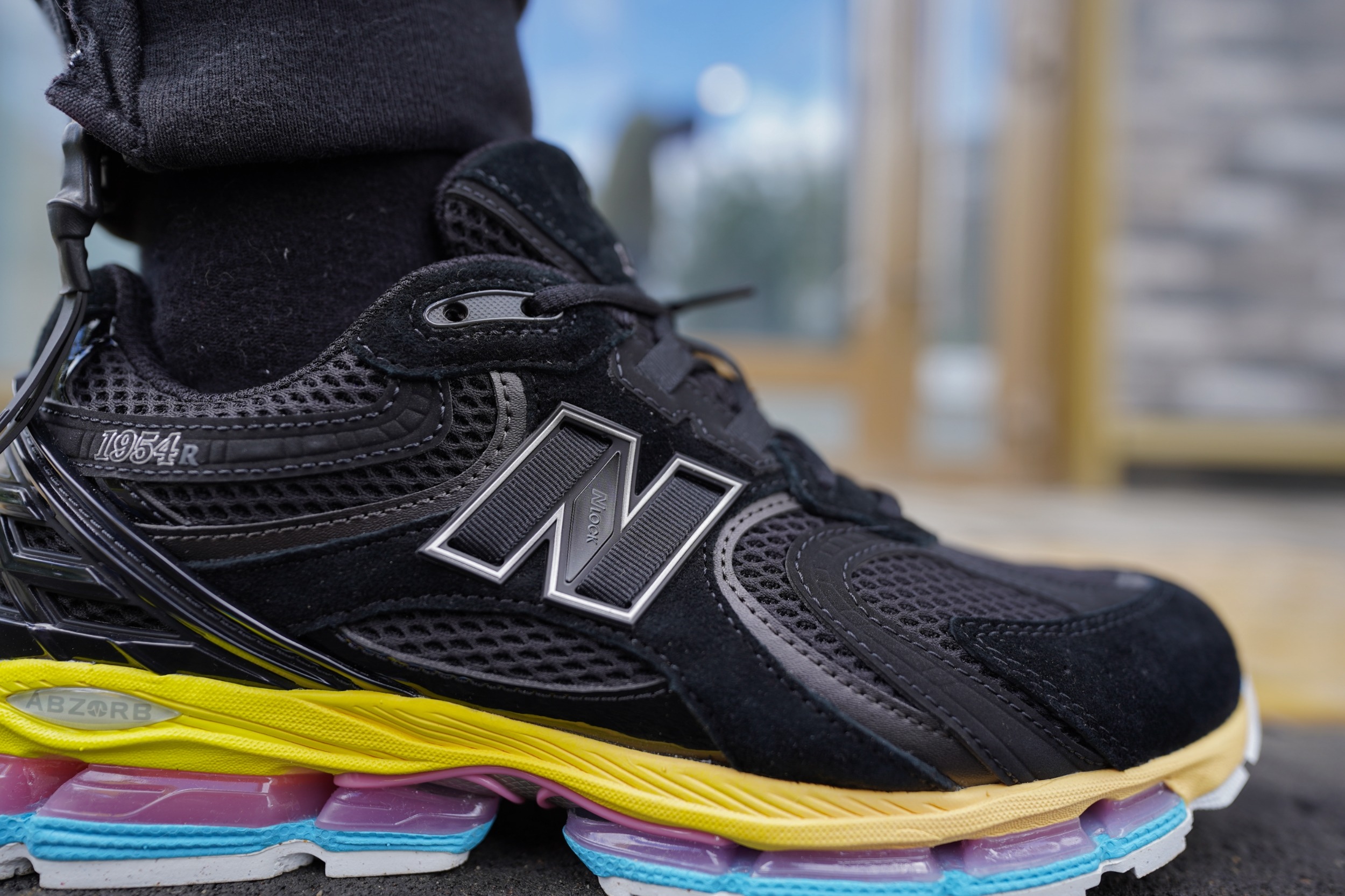 New Balance 1954r – это релиз 2026 года, вдохновленный эстетикой двухтысячных, и вобравший в себя детали успешных моделей бренда под номером 1906 и 2002. В отличие от других моделей бренда у New Balance 1954 нет архивных предшественников New Balance 1954r – это релиз 2026 года, вдохновленный эстетикой двухтысячных, и вобравший в себя детали успешных моделей бренда под номером 1906 и 2002. В отличие от других моделей бренда у New Balance 1954 нет архивных предшественников