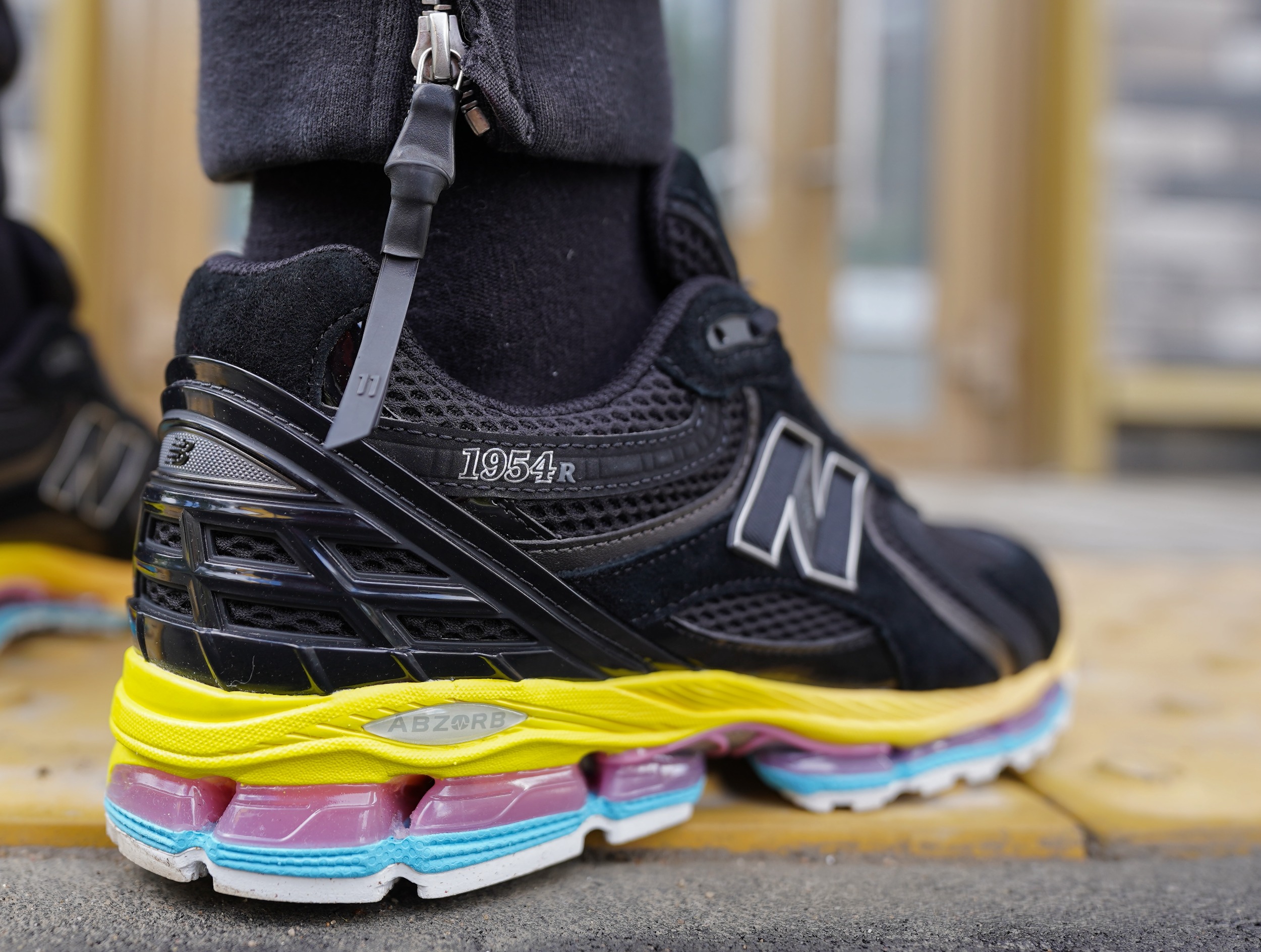 New Balance 1954r – это релиз 2026 года, вдохновленный эстетикой двухтысячных, и вобравший в себя детали успешных моделей бренда под номером 1906 и 2002. В отличие от других моделей бренда у New Balance 1954 нет архивных предшественников New Balance 1954r – это релиз 2026 года, вдохновленный эстетикой двухтысячных, и вобравший в себя детали успешных моделей бренда под номером 1906 и 2002. В отличие от других моделей бренда у New Balance 1954 нет архивных предшественников