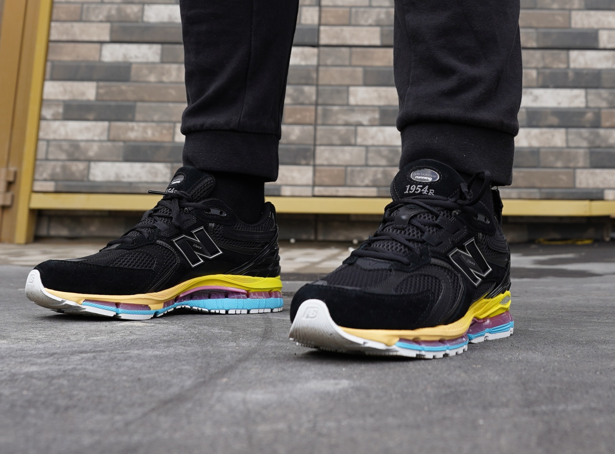 New Balance 1954r – это релиз 2026 года, вдохновленный эстетикой двухтысячных, и вобравший в себя детали успешных моделей бренда под номером 1906 и 2002. В отличие от других моделей бренда у New Balance 1954 нет архивных предшественников New Balance 1954r – это релиз 2026 года, вдохновленный эстетикой двухтысячных, и вобравший в себя детали успешных моделей бренда под номером 1906 и 2002. В отличие от других моделей бренда у New Balance 1954 нет архивных предшественников
