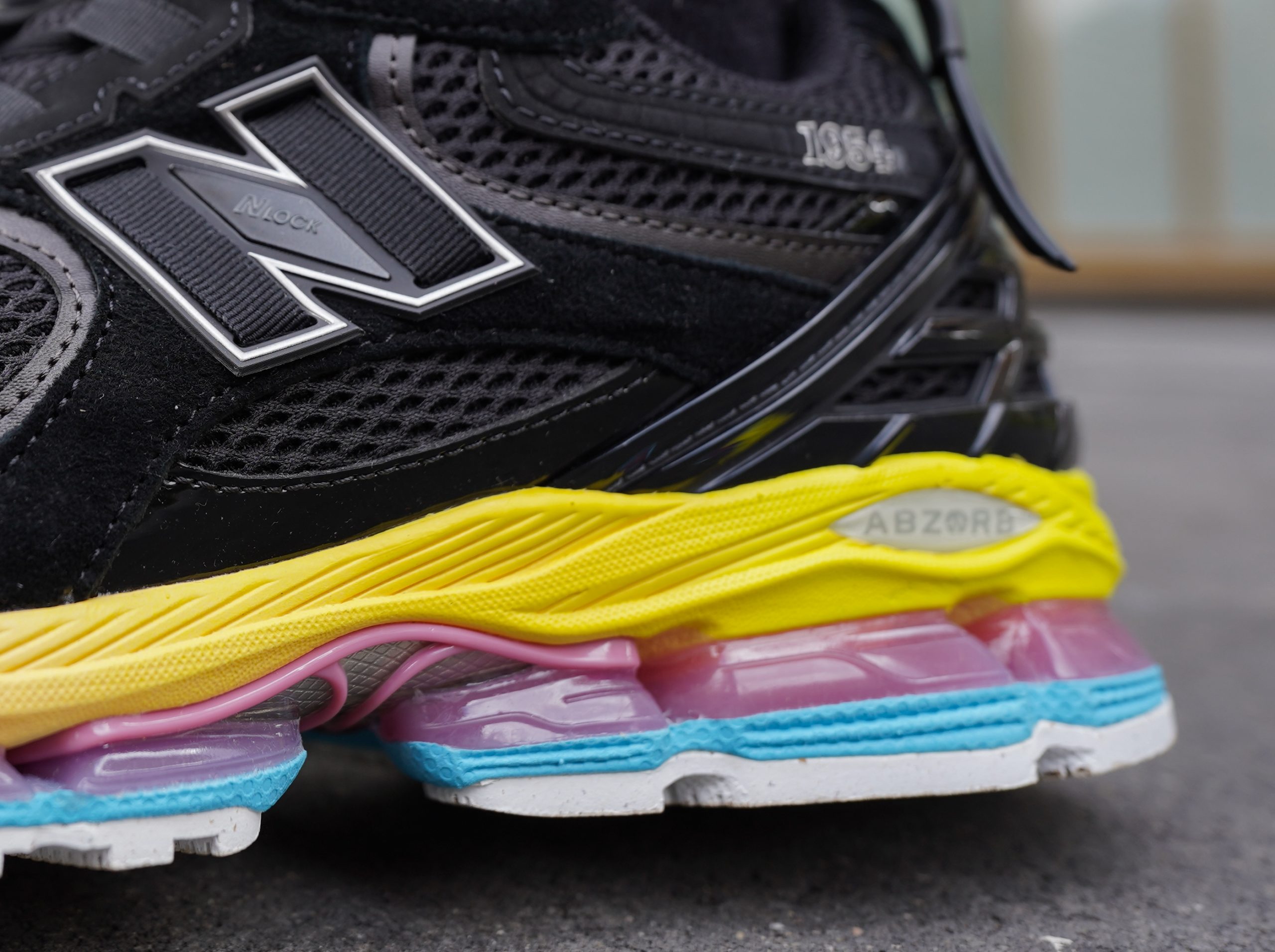 New Balance 1954r – это релиз 2026 года, вдохновленный эстетикой двухтысячных, и вобравший в себя детали успешных моделей бренда под номером 1906 и 2002. В отличие от других моделей бренда у New Balance 1954 нет архивных предшественников New Balance 1954r – это релиз 2026 года, вдохновленный эстетикой двухтысячных, и вобравший в себя детали успешных моделей бренда под номером 1906 и 2002. В отличие от других моделей бренда у New Balance 1954 нет архивных предшественников'N' logo, yellow midsole, and multicolored outsole (pink, purple, blue).