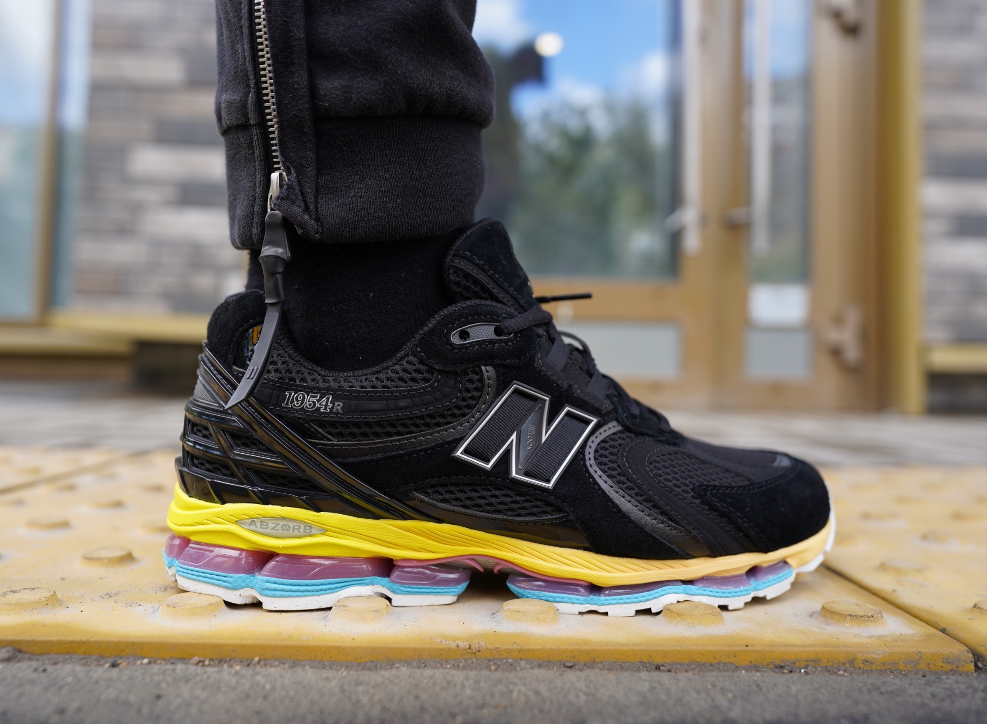 New Balance 1954r – это релиз 2026 года, вдохновленный эстетикой двухтысячных, и вобравший в себя детали успешных моделей бренда под номером 1906 и 2002. В отличие от других моделей бренда у New Balance 1954 нет архивных предшественников New Balance 1954r – это релиз 2026 года, вдохновленный эстетикой двухтысячных, и вобравший в себя детали успешных моделей бренда под номером 1906 и 2002. В отличие от других моделей бренда у New Balance 1954 нет архивных предшественников