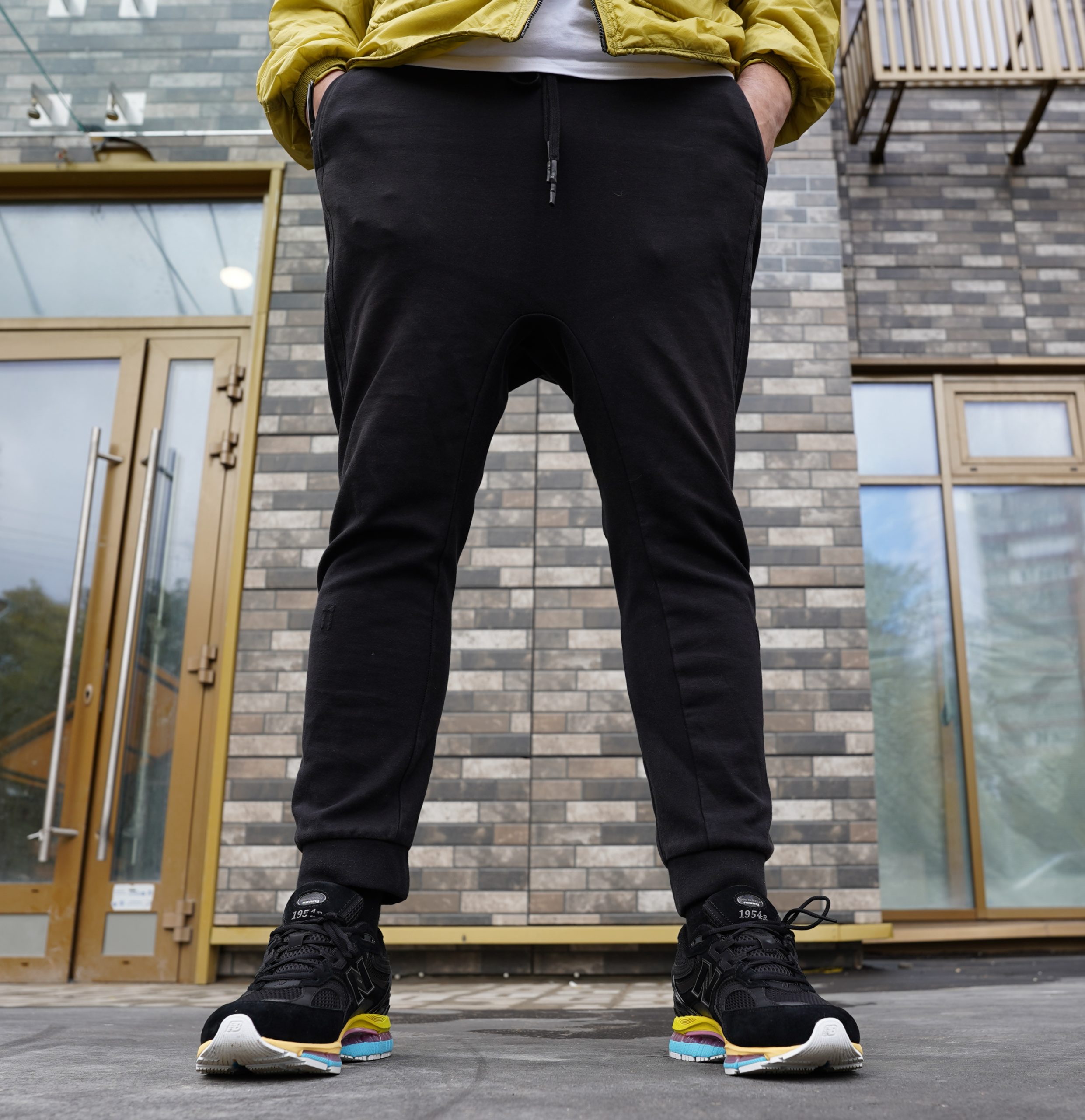 New Balance 1954r – это релиз 2026 года, вдохновленный эстетикой двухтысячных, и вобравший в себя детали успешных моделей бренда под номером 1906 и 2002. В отличие от других моделей бренда у New Balance 1954 нет архивных предшественников New Balance 1954r – это релиз 2026 года, вдохновленный эстетикой двухтысячных, и вобравший в себя детали успешных моделей бренда под номером 1906 и 2002. В отличие от других моделей бренда у New Balance 1954 нет архивных предшественников