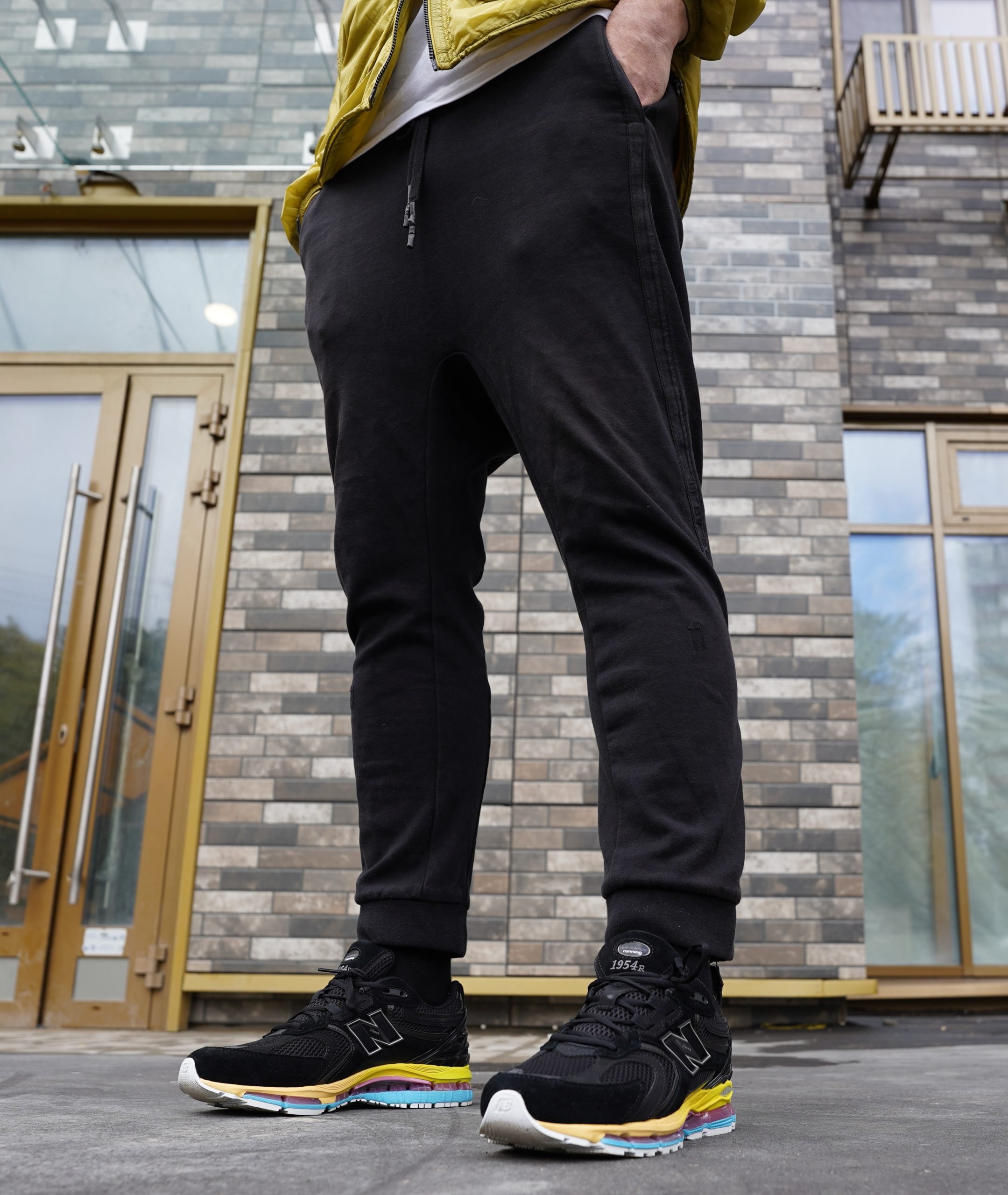 New Balance 1954r – это релиз 2026 года, вдохновленный эстетикой двухтысячных, и вобравший в себя детали успешных моделей бренда под номером 1906 и 2002. В отличие от других моделей бренда у New Balance 1954 нет архивных предшественников New Balance 1954r – это релиз 2026 года, вдохновленный эстетикой двухтысячных, и вобравший в себя детали успешных моделей бренда под номером 1906 и 2002. В отличие от других моделей бренда у New Balance 1954 нет архивных предшественников