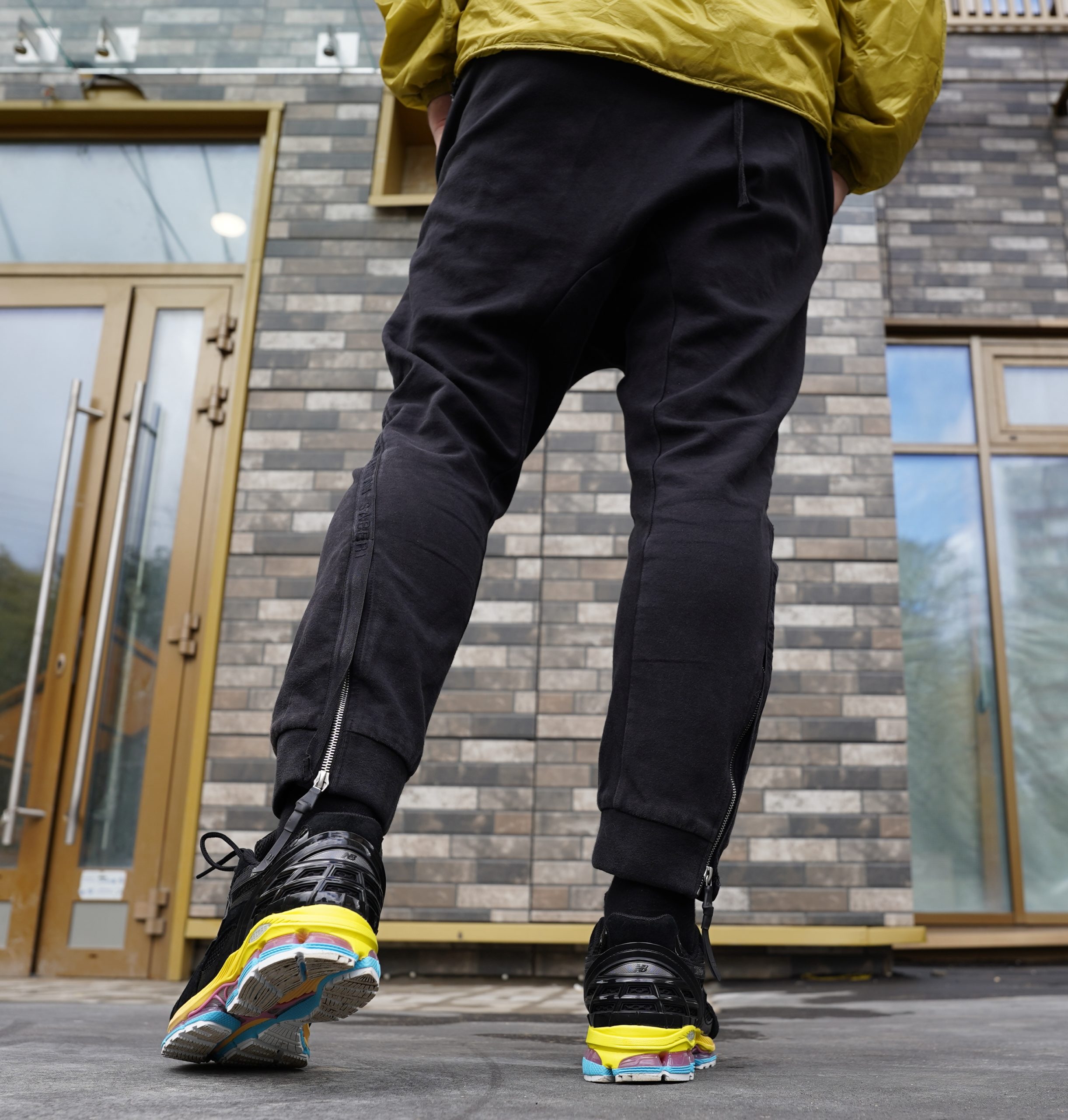 New Balance 1954r – это релиз 2026 года, вдохновленный эстетикой двухтысячных, и вобравший в себя детали успешных моделей бренда под номером 1906 и 2002. В отличие от других моделей бренда у New Balance 1954 нет архивных предшественников New Balance 1954r – это релиз 2026 года, вдохновленный эстетикой двухтысячных, и вобравший в себя детали успешных моделей бренда под номером 1906 и 2002. В отличие от других моделей бренда у New Balance 1954 нет архивных предшественников
