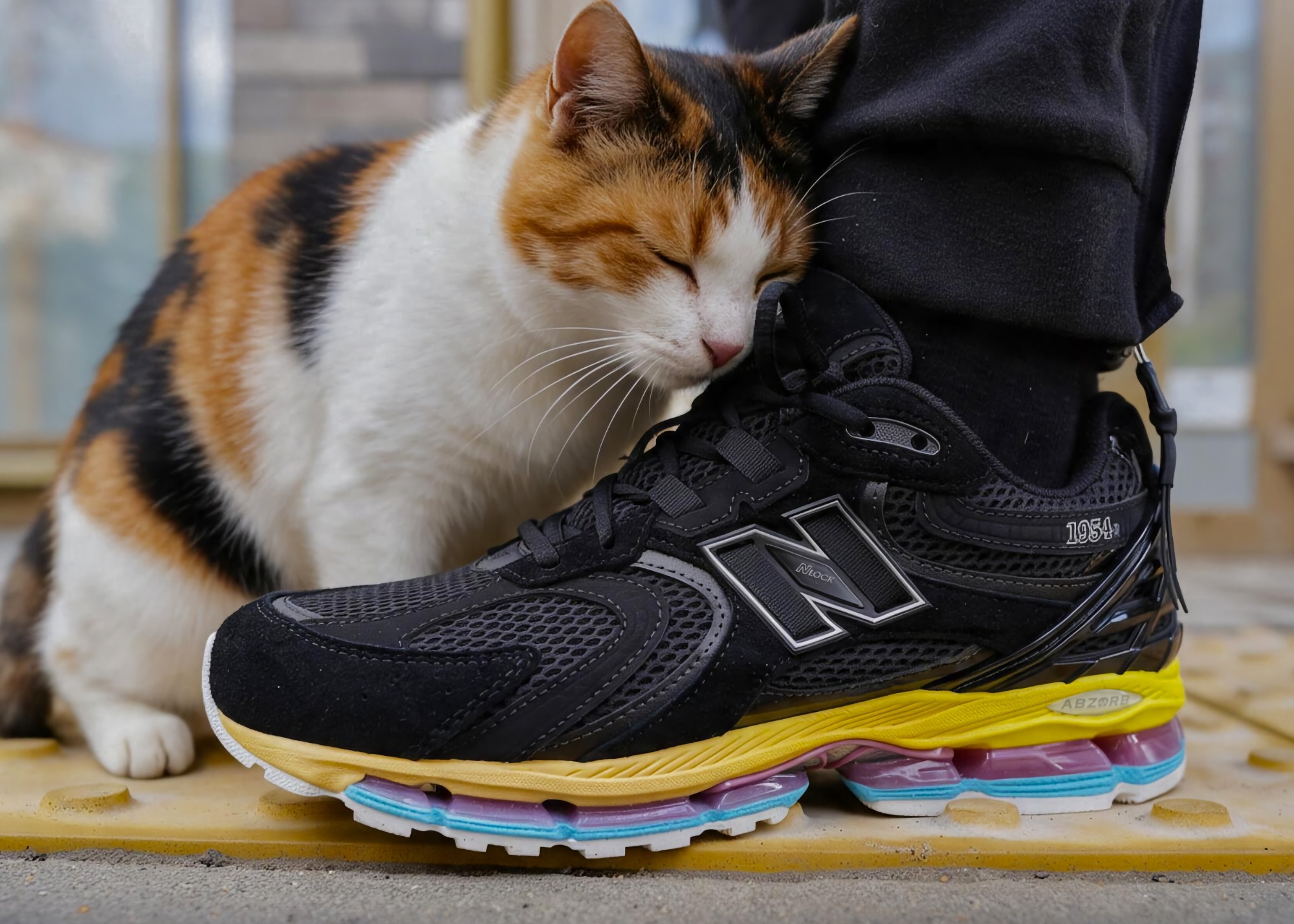 New Balance 1954r – это релиз 2026 года, вдохновленный эстетикой двухтысячных, и вобравший в себя детали успешных моделей бренда под номером 1906 и 2002. В отличие от других моделей бренда у New Balance 1954 нет архивных предшественников
