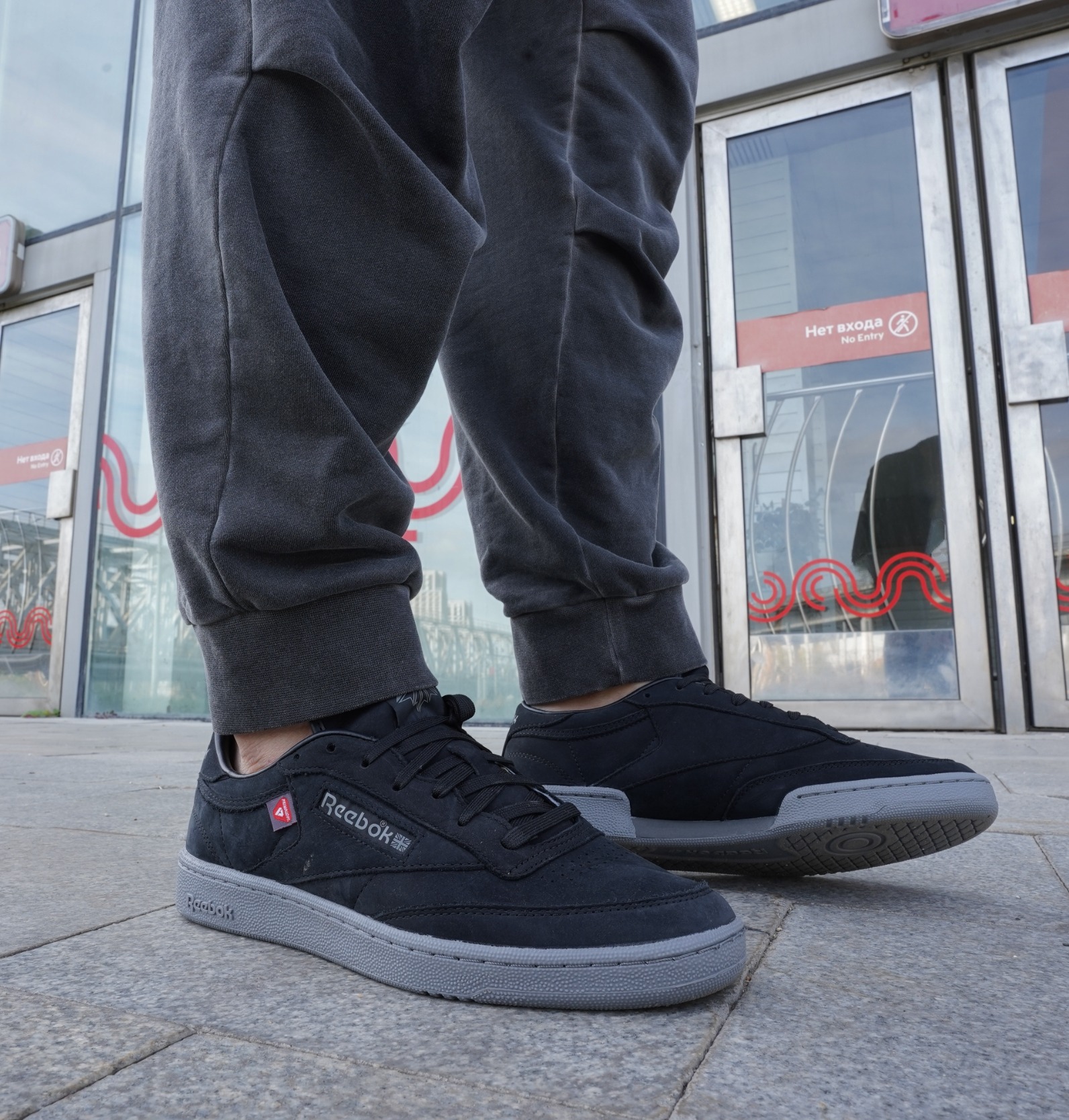 Кроссовки, кеды — называйте как хотите, но в этой расцветке Reebok Club C 85 - просто пушка. Глубокий матовый чёрный превращает спокойный силуэт в настоящего хищника: минималистично, уверенно и очень тактильно.
Верх выполнен из мягкой замши — она приятная, бархатистая, почти как шерсть чёрного кота. Кроссовки, кеды — называйте как хотите, но в этой расцветке Reebok Club C 85 - просто пушка. Глубокий матовый чёрный превращает спокойный силуэт в настоящего хищника: минималистично, уверенно и очень тактильно.
Верх выполнен из мягкой замши — она приятная, бархатистая, почти как шерсть чёрного кота.