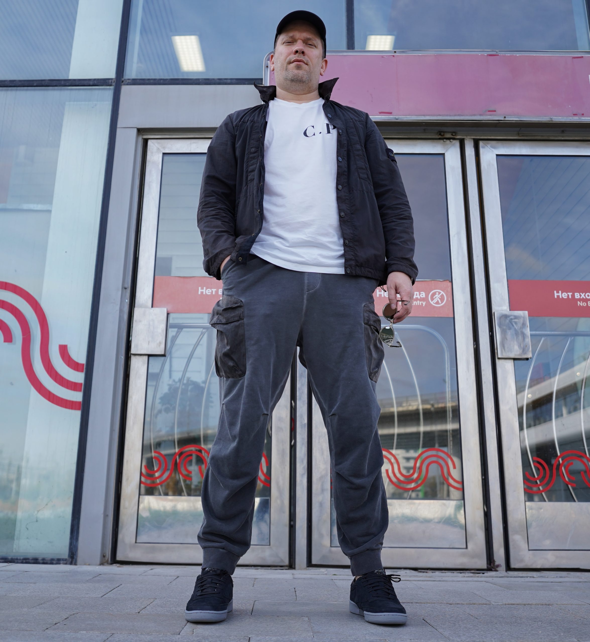Кроссовки, кеды — называйте как хотите, но в этой расцветке Reebok Club C 85 - просто пушка. Глубокий матовый чёрный превращает спокойный силуэт в настоящего хищника: минималистично, уверенно и очень тактильно.
Верх выполнен из мягкой замши — она приятная, бархатистая, почти как шерсть чёрного кота. Кроссовки, кеды — называйте как хотите, но в этой расцветке Reebok Club C 85 - просто пушка. Глубокий матовый чёрный превращает спокойный силуэт в настоящего хищника: минималистично, уверенно и очень тактильно.
Верх выполнен из мягкой замши — она приятная, бархатистая, почти как шерсть чёрного кота.