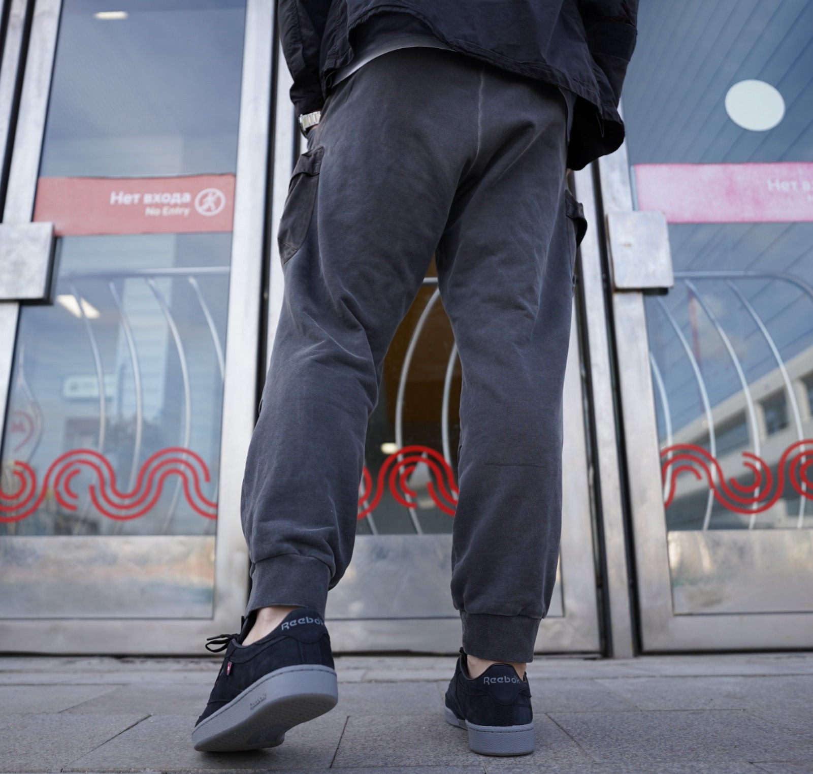 Кроссовки, кеды — называйте как хотите, но в этой расцветке Reebok Club C 85 - просто пушка. Глубокий матовый чёрный превращает спокойный силуэт в настоящего хищника: минималистично, уверенно и очень тактильно.
Верх выполнен из мягкой замши — она приятная, бархатистая, почти как шерсть чёрного кота. Кроссовки, кеды — называйте как хотите, но в этой расцветке Reebok Club C 85 - просто пушка. Глубокий матовый чёрный превращает спокойный силуэт в настоящего хищника: минималистично, уверенно и очень тактильно.
Верх выполнен из мягкой замши — она приятная, бархатистая, почти как шерсть чёрного кота.'No Entry' sign visible on the left panel.