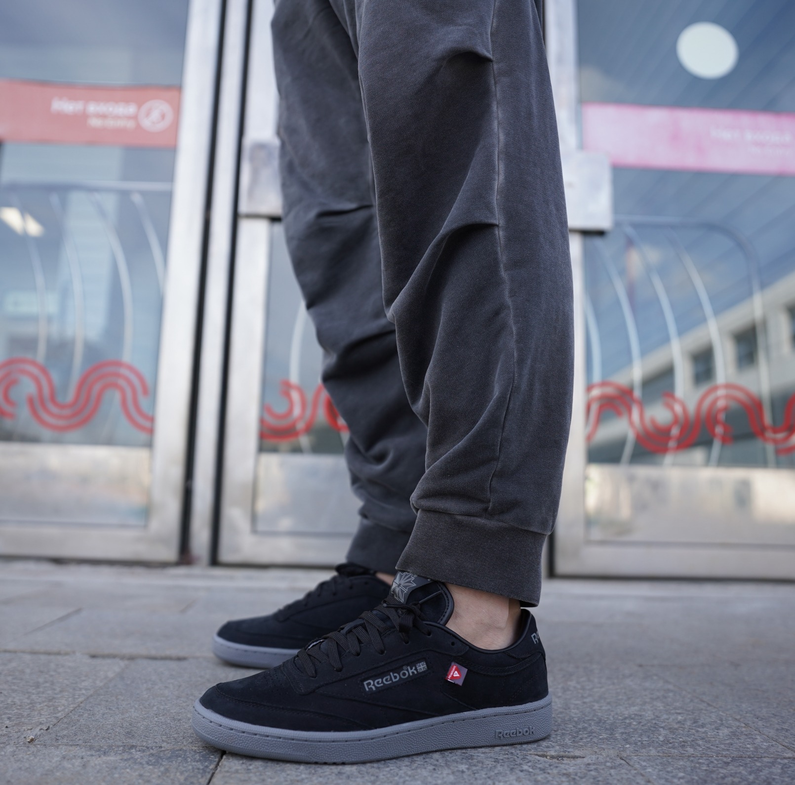 Кроссовки, кеды — называйте как хотите, но в этой расцветке Reebok Club C 85 - просто пушка. Глубокий матовый чёрный превращает спокойный силуэт в настоящего хищника: минималистично, уверенно и очень тактильно.
Верх выполнен из мягкой замши — она приятная, бархатистая, почти как шерсть чёрного кота. Кроссовки, кеды — называйте как хотите, но в этой расцветке Reebok Club C 85 - просто пушка. Глубокий матовый чёрный превращает спокойный силуэт в настоящего хищника: минималистично, уверенно и очень тактильно.
Верх выполнен из мягкой замши — она приятная, бархатистая, почти как шерсть чёрного кота.