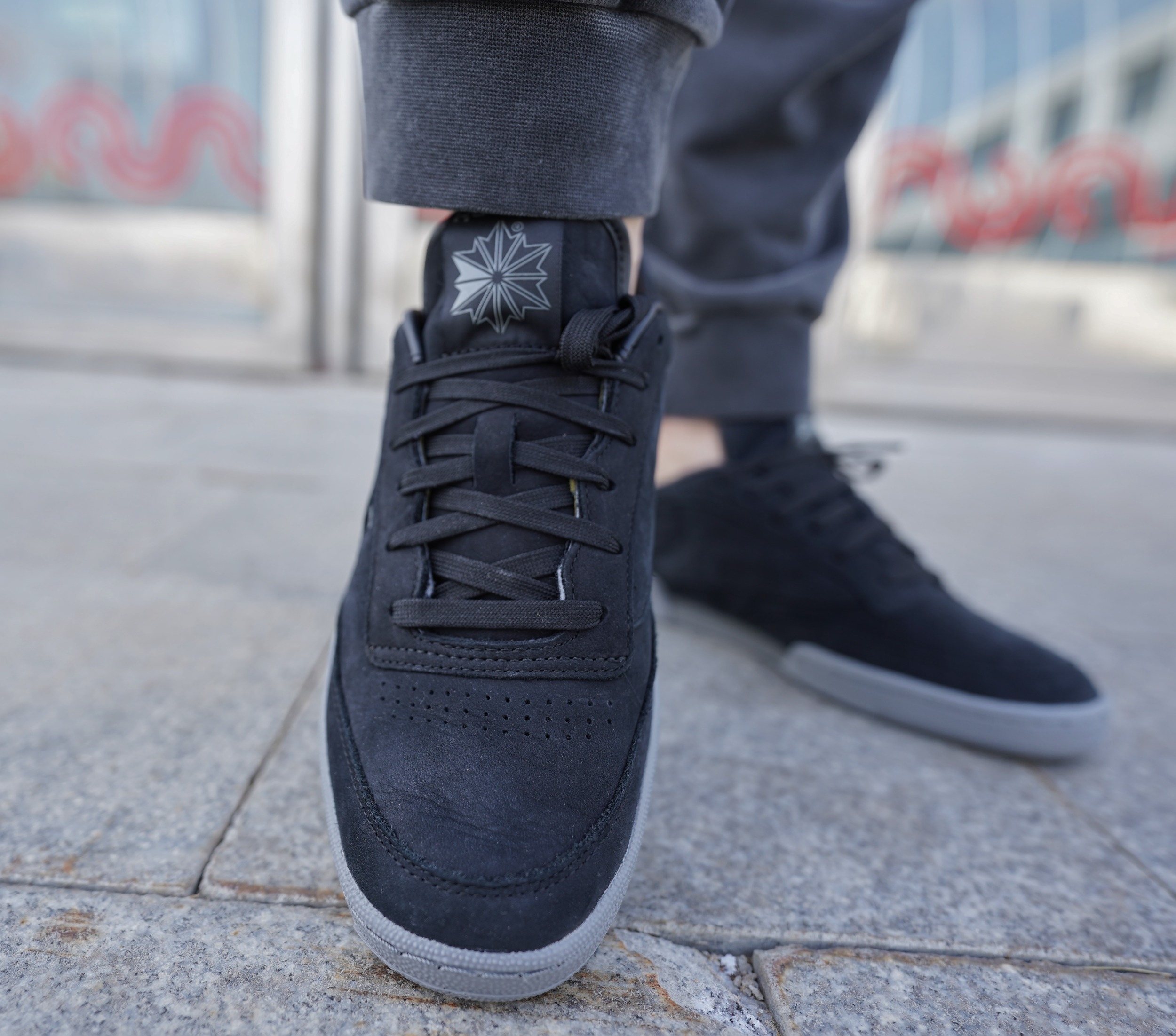 Кроссовки, кеды — называйте как хотите, но в этой расцветке Reebok Club C 85 - просто пушка. Глубокий матовый чёрный превращает спокойный силуэт в настоящего хищника: минималистично, уверенно и очень тактильно.
Верх выполнен из мягкой замши — она приятная, бархатистая, почти как шерсть чёрного кота. Кроссовки, кеды — называйте как хотите, но в этой расцветке Reebok Club C 85 - просто пушка. Глубокий матовый чёрный превращает спокойный силуэт в настоящего хищника: минималистично, уверенно и очень тактильно.
Верх выполнен из мягкой замши — она приятная, бархатистая, почти как шерсть чёрного кота.