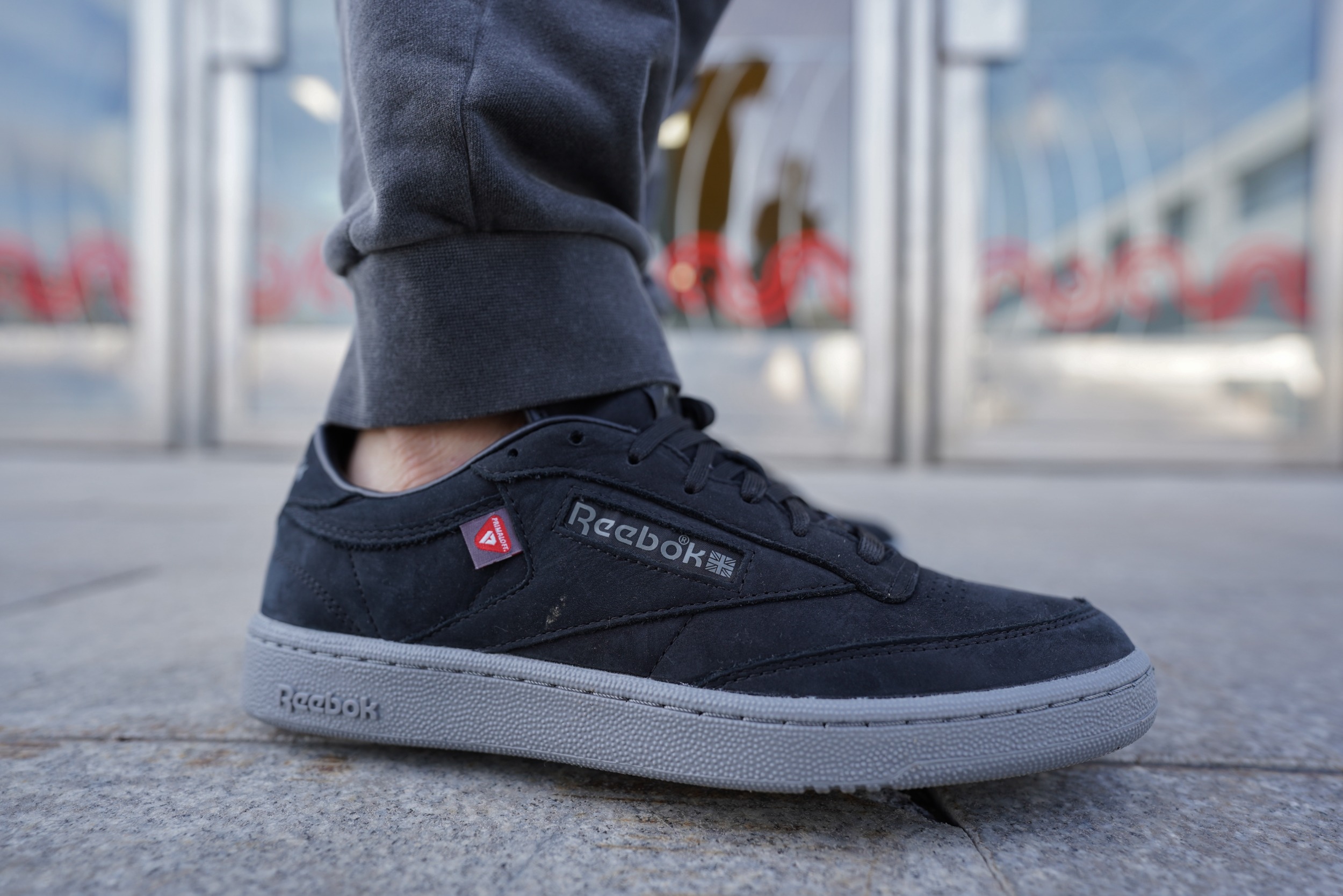 Кроссовки, кеды — называйте как хотите, но в этой расцветке Reebok Club C 85 - просто пушка. Глубокий матовый чёрный превращает спокойный силуэт в настоящего хищника: минималистично, уверенно и очень тактильно.
Верх выполнен из мягкой замши — она приятная, бархатистая, почти как шерсть чёрного кота. Кроссовки, кеды — называйте как хотите, но в этой расцветке Reebok Club C 85 - просто пушка. Глубокий матовый чёрный превращает спокойный силуэт в настоящего хищника: минималистично, уверенно и очень тактильно.
Верх выполнен из мягкой замши — она приятная, бархатистая, почти как шерсть чёрного кота.