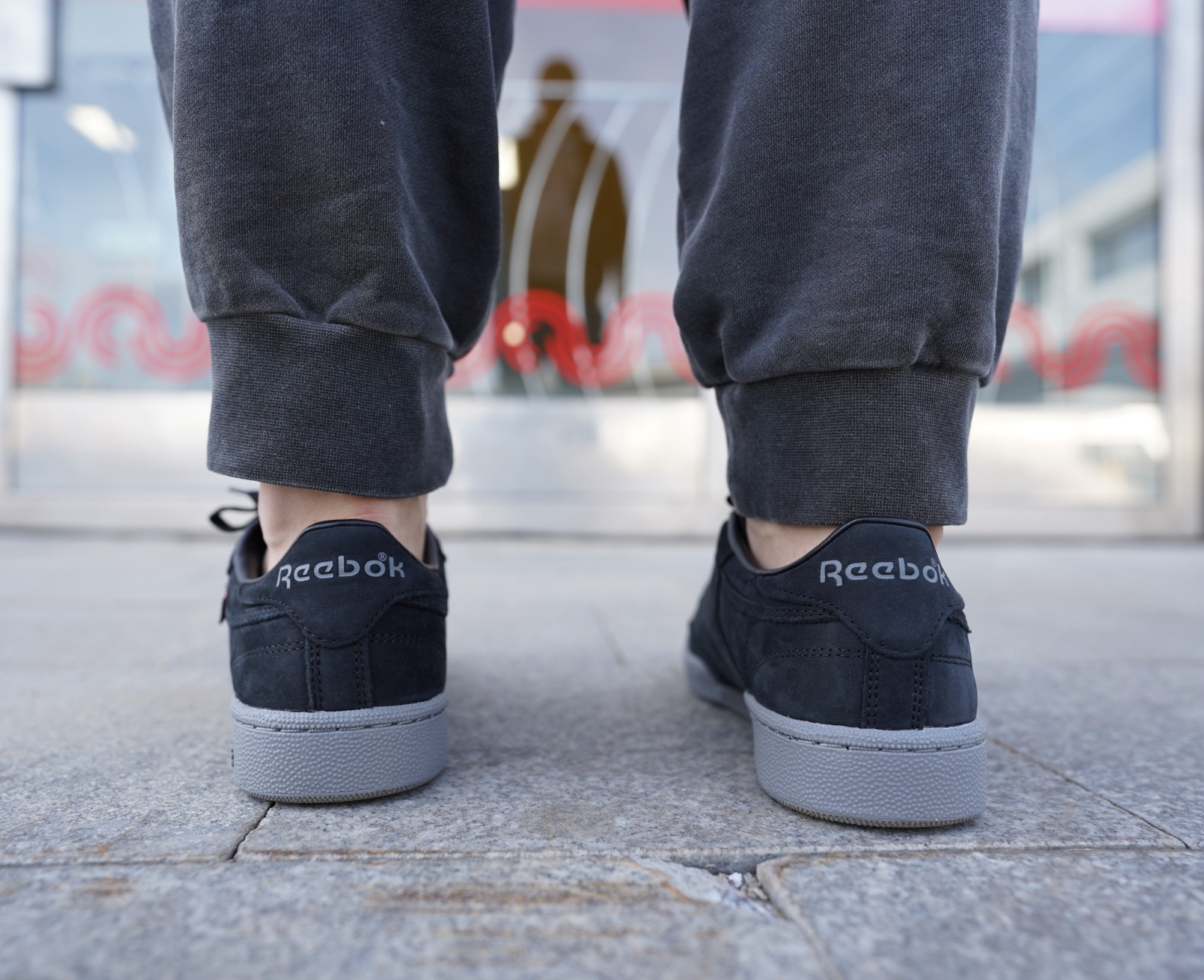 Кроссовки, кеды — называйте как хотите, но в этой расцветке Reebok Club C 85 - просто пушка. Глубокий матовый чёрный превращает спокойный силуэт в настоящего хищника: минималистично, уверенно и очень тактильно.
Верх выполнен из мягкой замши — она приятная, бархатистая, почти как шерсть чёрного кота. Кроссовки, кеды — называйте как хотите, но в этой расцветке Reebok Club C 85 - просто пушка. Глубокий матовый чёрный превращает спокойный силуэт в настоящего хищника: минималистично, уверенно и очень тактильно.
Верх выполнен из мягкой замши — она приятная, бархатистая, почти как шерсть чёрного кота.