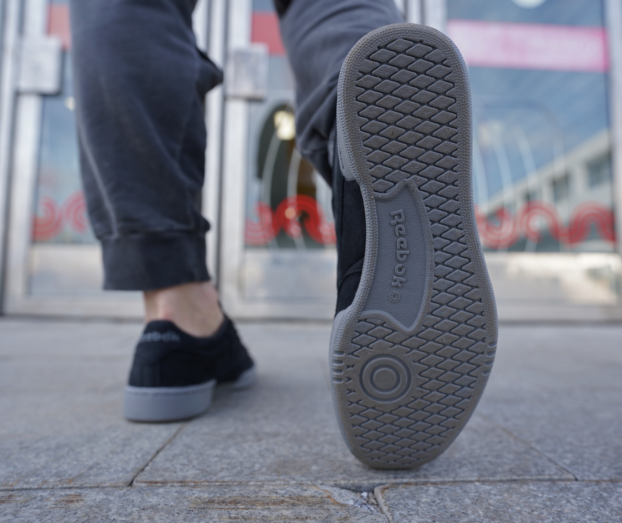 Кроссовки, кеды — называйте как хотите, но в этой расцветке Reebok Club C 85 - просто пушка. Глубокий матовый чёрный превращает спокойный силуэт в настоящего хищника: минималистично, уверенно и очень тактильно.
Верх выполнен из мягкой замши — она приятная, бархатистая, почти как шерсть чёрного кота. Кроссовки, кеды — называйте как хотите, но в этой расцветке Reebok Club C 85 - просто пушка. Глубокий матовый чёрный превращает спокойный силуэт в настоящего хищника: минималистично, уверенно и очень тактильно.
Верх выполнен из мягкой замши — она приятная, бархатистая, почти как шерсть чёрного кота.