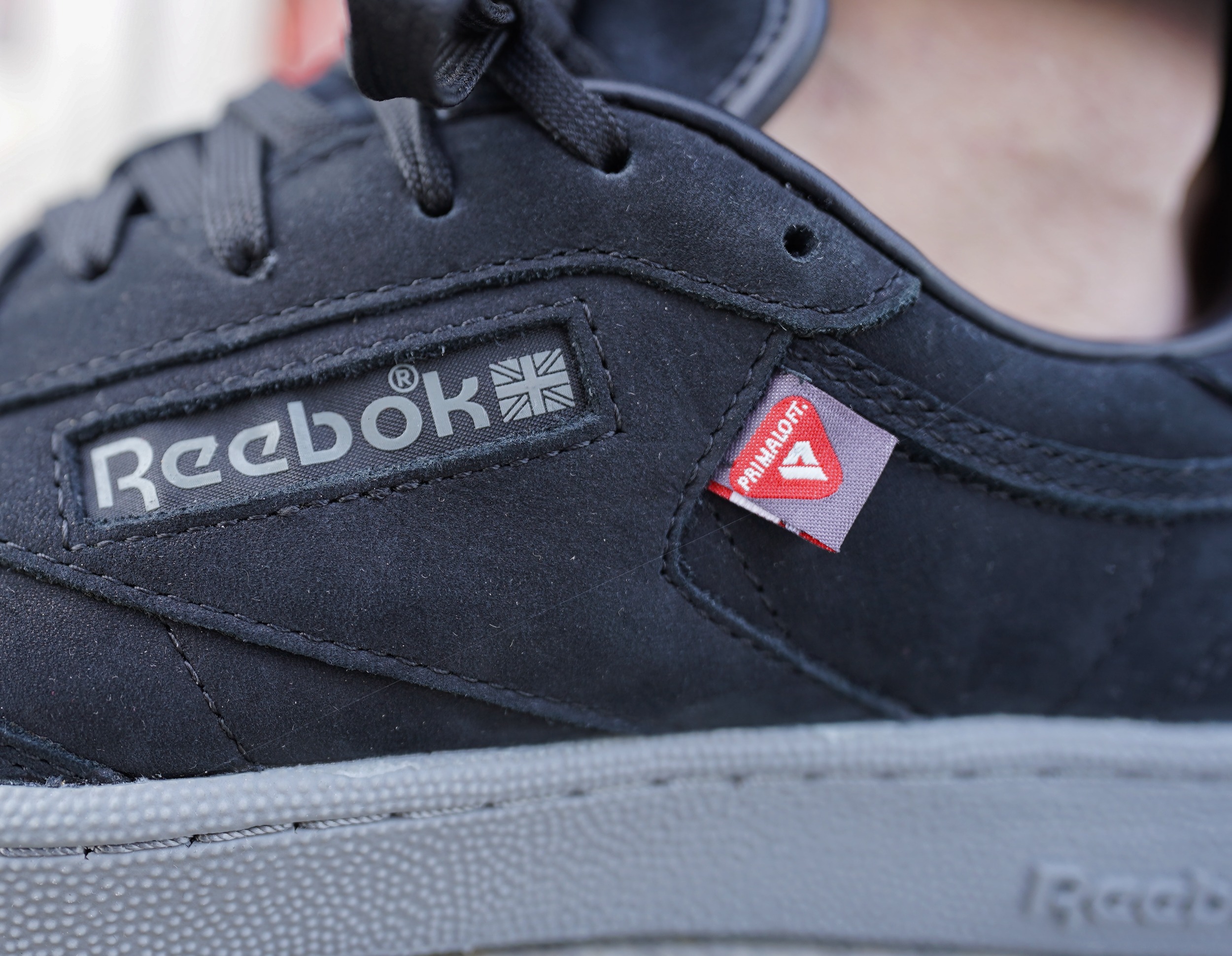 Кроссовки, кеды — называйте как хотите, но в этой расцветке Reebok Club C 85 - просто пушка. Глубокий матовый чёрный превращает спокойный силуэт в настоящего хищника: минималистично, уверенно и очень тактильно.
Верх выполнен из мягкой замши — она приятная, бархатистая, почти как шерсть чёрного кота. Кроссовки, кеды — называйте как хотите, но в этой расцветке Reebok Club C 85 - просто пушка. Глубокий матовый чёрный превращает спокойный силуэт в настоящего хищника: минималистично, уверенно и очень тактильно.
Верх выполнен из мягкой замши — она приятная, бархатистая, почти как шерсть чёрного кота.