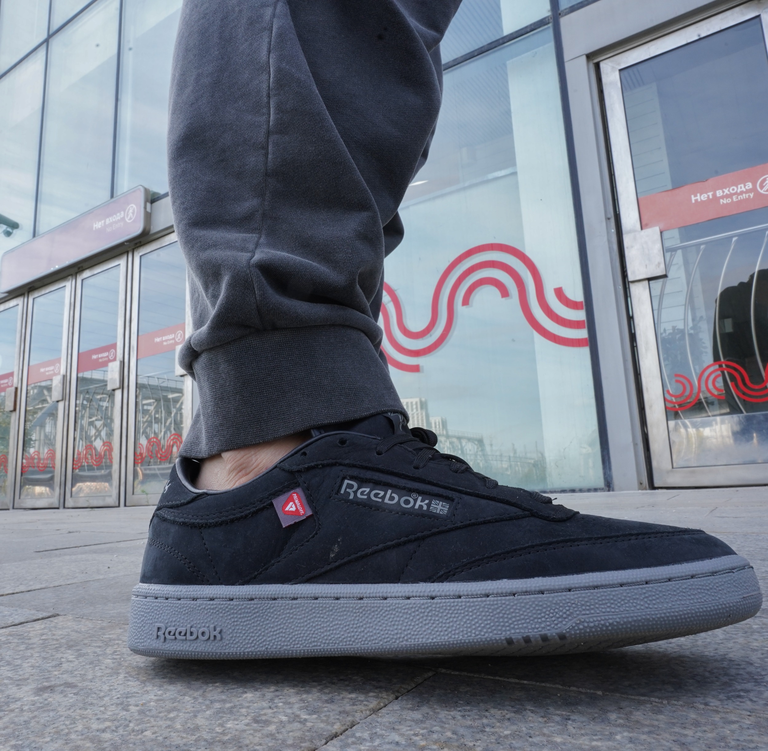 Кроссовки, кеды — называйте как хотите, но в этой расцветке Reebok Club C 85 - просто пушка. Глубокий матовый чёрный превращает спокойный силуэт в настоящего хищника: минималистично, уверенно и очень тактильно.
Верх выполнен из мягкой замши — она приятная, бархатистая, почти как шерсть чёрного кота. Кроссовки, кеды — называйте как хотите, но в этой расцветке Reebok Club C 85 - просто пушка. Глубокий матовый чёрный превращает спокойный силуэт в настоящего хищника: минималистично, уверенно и очень тактильно.
Верх выполнен из мягкой замши — она приятная, бархатистая, почти как шерсть чёрного кота.