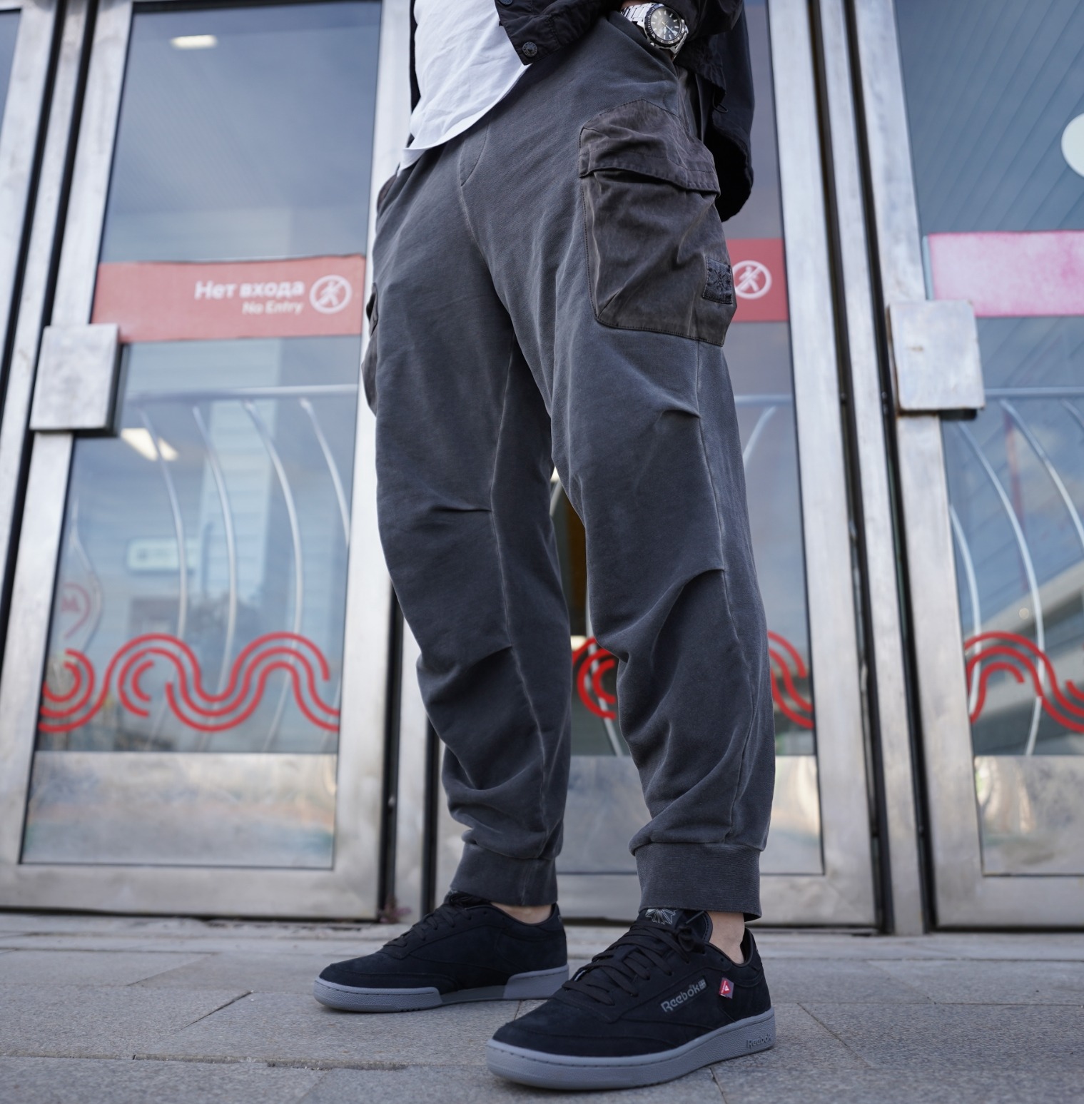 Кроссовки, кеды — называйте как хотите, но в этой расцветке Reebok Club C 85 - просто пушка. Глубокий матовый чёрный превращает спокойный силуэт в настоящего хищника: минималистично, уверенно и очень тактильно.
Верх выполнен из мягкой замши — она приятная, бархатистая, почти как шерсть чёрного кота. Кроссовки, кеды — называйте как хотите, но в этой расцветке Reebok Club C 85 - просто пушка. Глубокий матовый чёрный превращает спокойный силуэт в настоящего хищника: минималистично, уверенно и очень тактильно.
Верх выполнен из мягкой замши — она приятная, бархатистая, почти как шерсть чёрного кота.'No Entry' sign behind them.