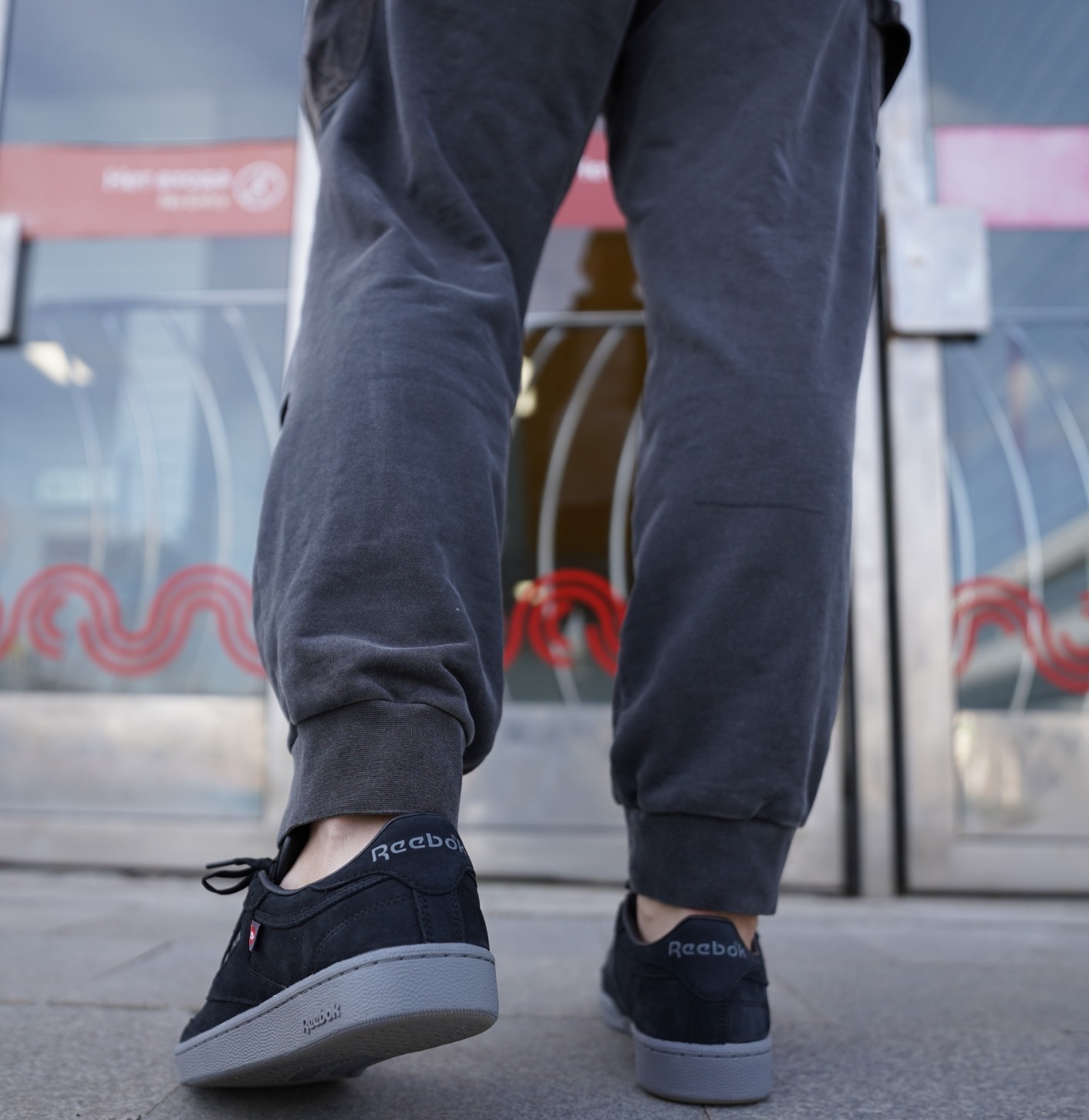 Кроссовки, кеды — называйте как хотите, но в этой расцветке Reebok Club C 85 - просто пушка. Глубокий матовый чёрный превращает спокойный силуэт в настоящего хищника: минималистично, уверенно и очень тактильно.
Верх выполнен из мягкой замши — она приятная, бархатистая, почти как шерсть чёрного кота. Кроссовки, кеды — называйте как хотите, но в этой расцветке Reebok Club C 85 - просто пушка. Глубокий матовый чёрный превращает спокойный силуэт в настоящего хищника: минималистично, уверенно и очень тактильно.
Верх выполнен из мягкой замши — она приятная, бархатистая, почти как шерсть чёрного кота.