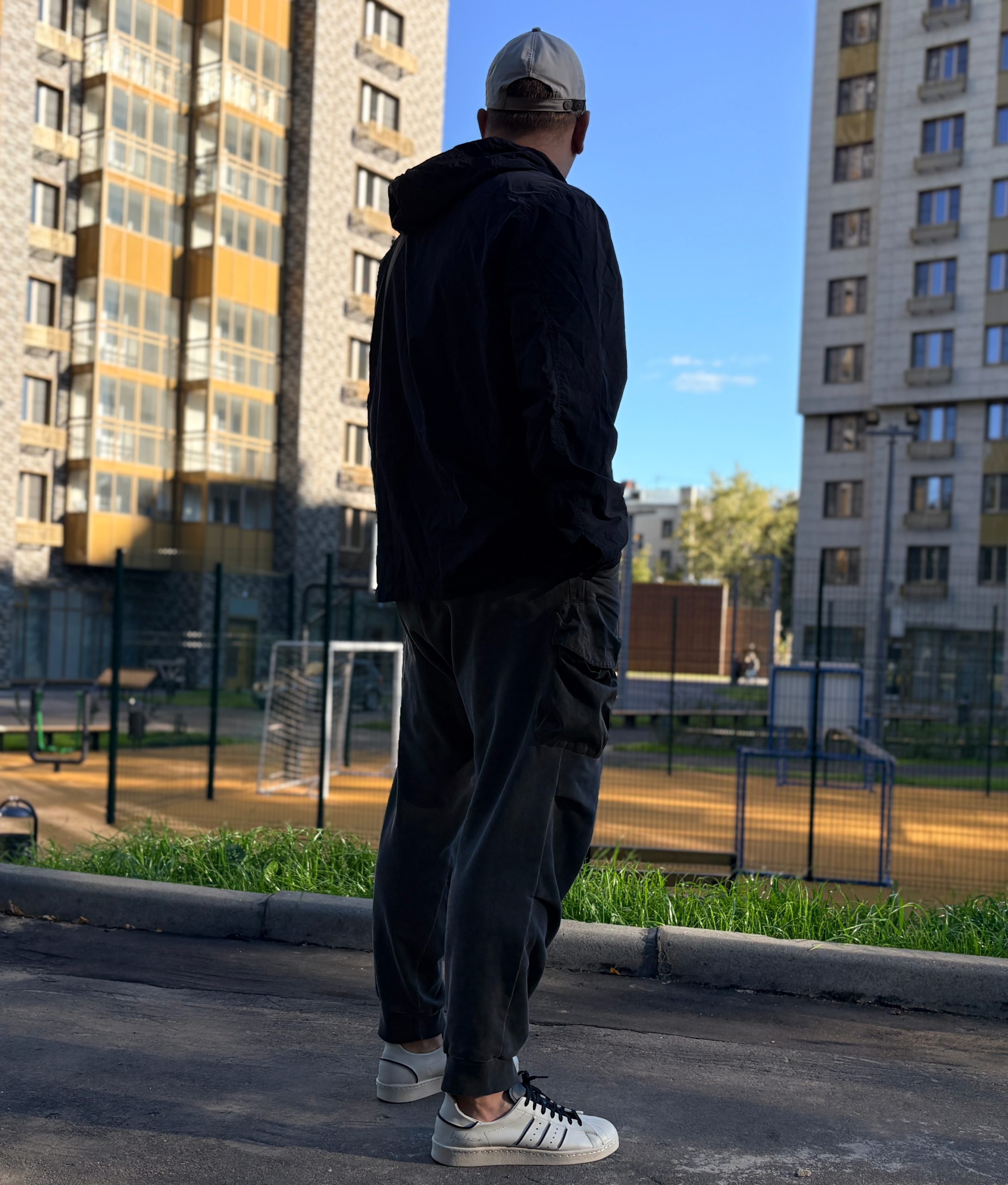 Долгое время кроссовки с «ракушкой» вызывали у меня очень неоднозначные эмоции — казались какими-то клоунскими, что ли. Я искренне не понимал этот дизайн и считал, что это абсолютно не мой стиль. Однако вкусы меняются, и постепенно я начал проникаться этим силуэтом. По-настоящему круто «ракушку» переосмыслили Premiata или Y-3: там эта знакомая деталь обретает новую жизнь и раскрывается совершенно иначе. Долгое время кроссовки с «ракушкой» вызывали у меня очень неоднозначные эмоции — казались какими-то клоунскими, что ли. Я искренне не понимал этот дизайн и считал, что это абсолютно не мой стиль. Однако вкусы меняются, и постепенно я начал проникаться этим силуэтом. По-настоящему круто «ракушку» переосмыслили Premiata или Y-3: там эта знакомая деталь обретает новую жизнь и раскрывается совершенно иначе.
