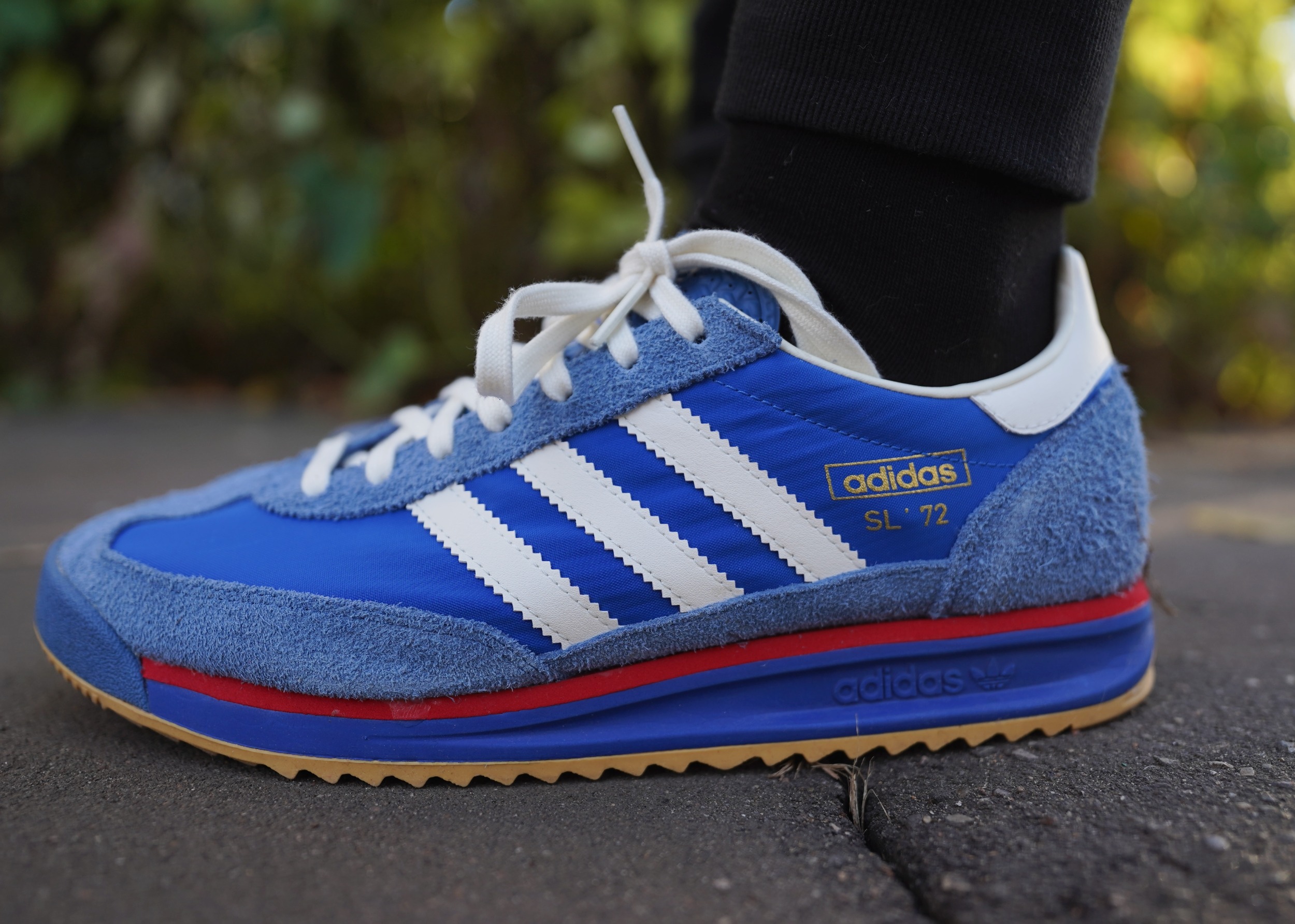 Делаю обзоры уже столько лет, а adidas SL 72 у меня на обзоре не были ни разу. Ни разу! И вот сейчас сижу, кручу в руках и думаю: ну как так-то? Модель же интереснейшая, с биографией, с характером. Короче, исправляюсь.