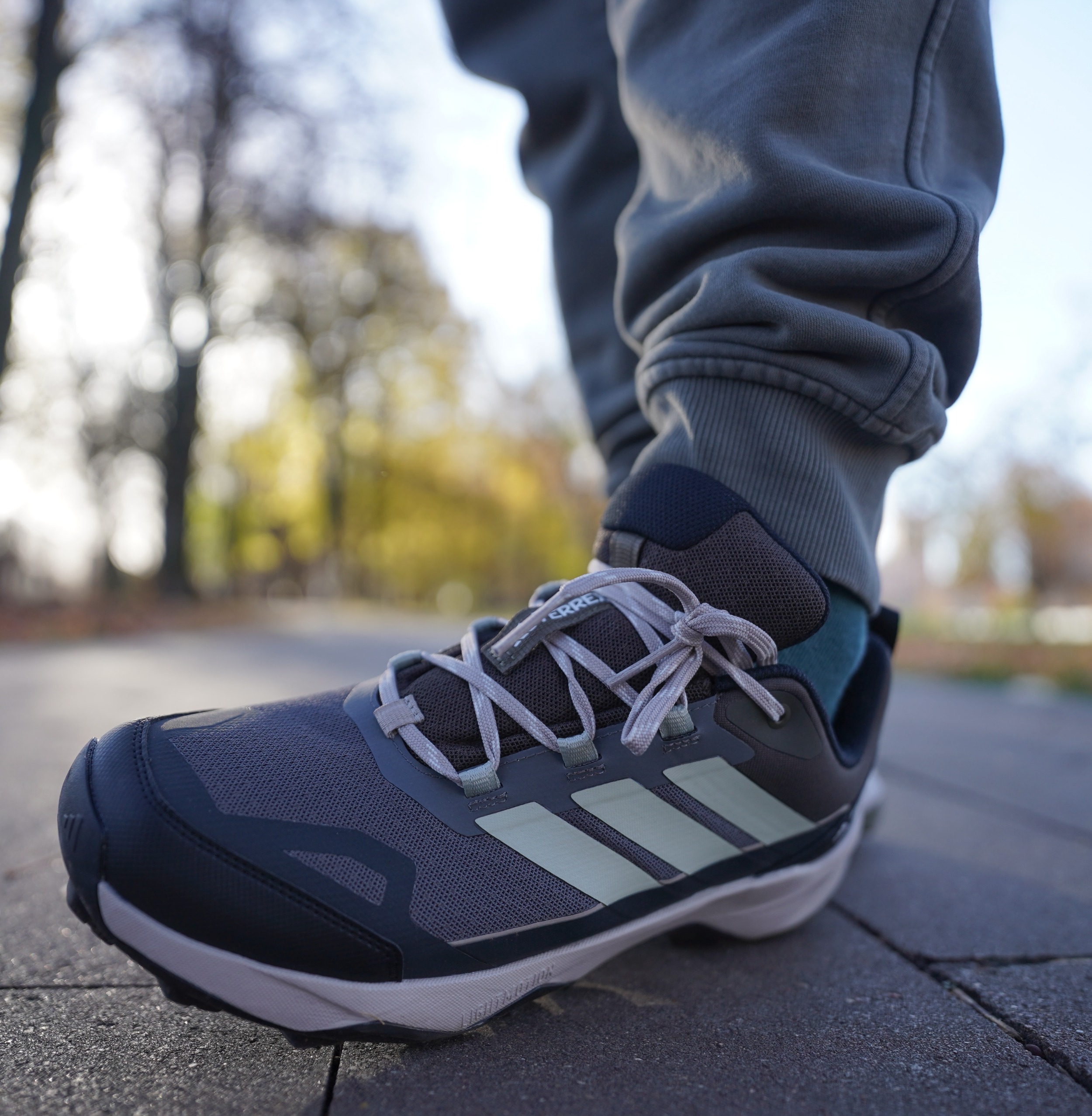Давно я вам не закидывал про adidas. И тут смотрю лежат они! Три полоски, понимаете? Не две, не четыре, как у тех, кто считать не умеет, а три. Это же уже давно как код ДНК. Давно я вам не закидывал про adidas. И тут смотрю лежат они! Три полоски, понимаете? Не две, не четыре, как у тех, кто считать не умеет, а три. Это же уже давно как код ДНК.