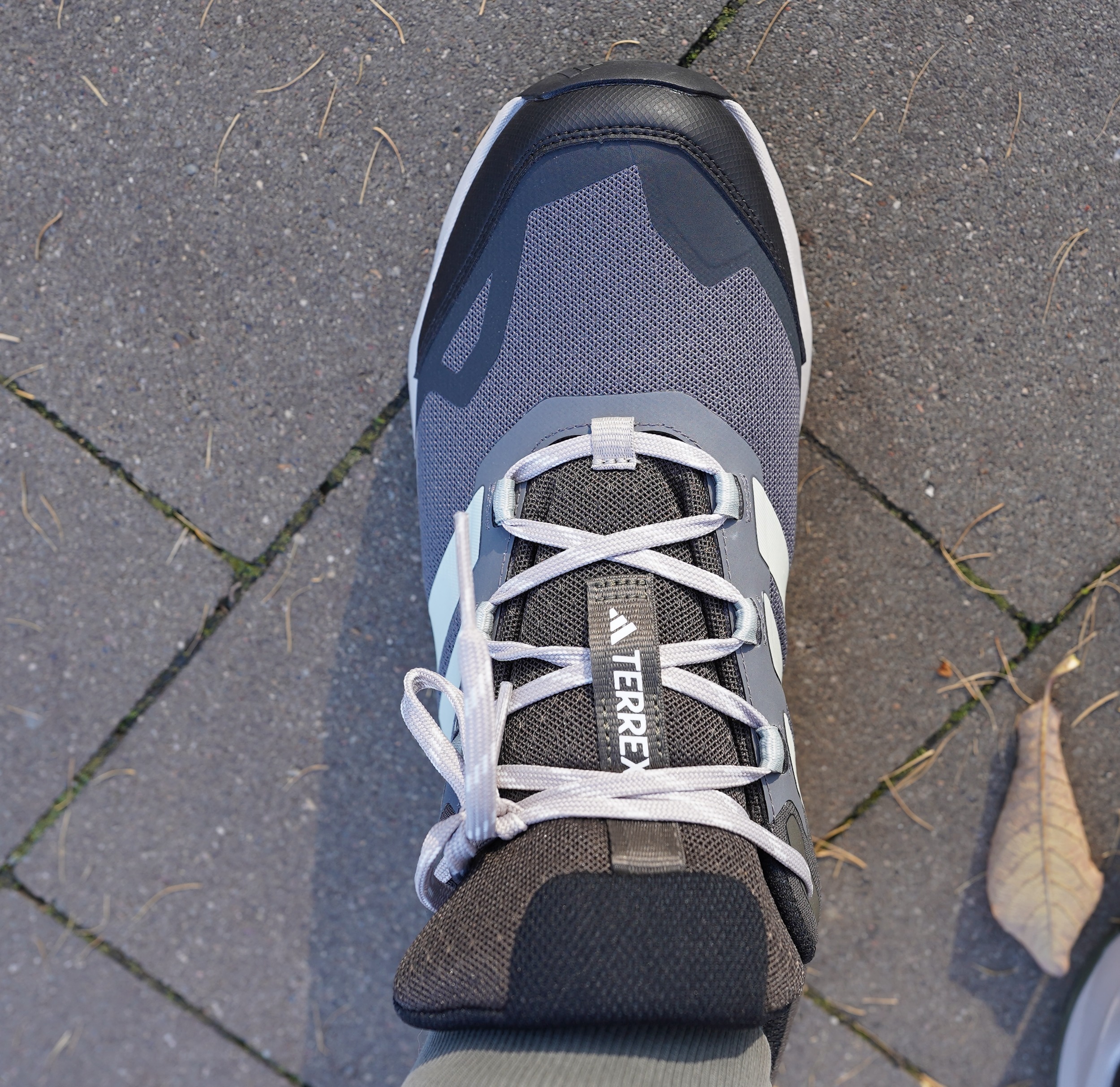 Давно я вам не закидывал про adidas. И тут смотрю лежат они! Три полоски, понимаете? Не две, не четыре, как у тех, кто считать не умеет, а три. Это же уже давно как код ДНК. Давно я вам не закидывал про adidas. И тут смотрю лежат они! Три полоски, понимаете? Не две, не четыре, как у тех, кто считать не умеет, а три. Это же уже давно как код ДНК.