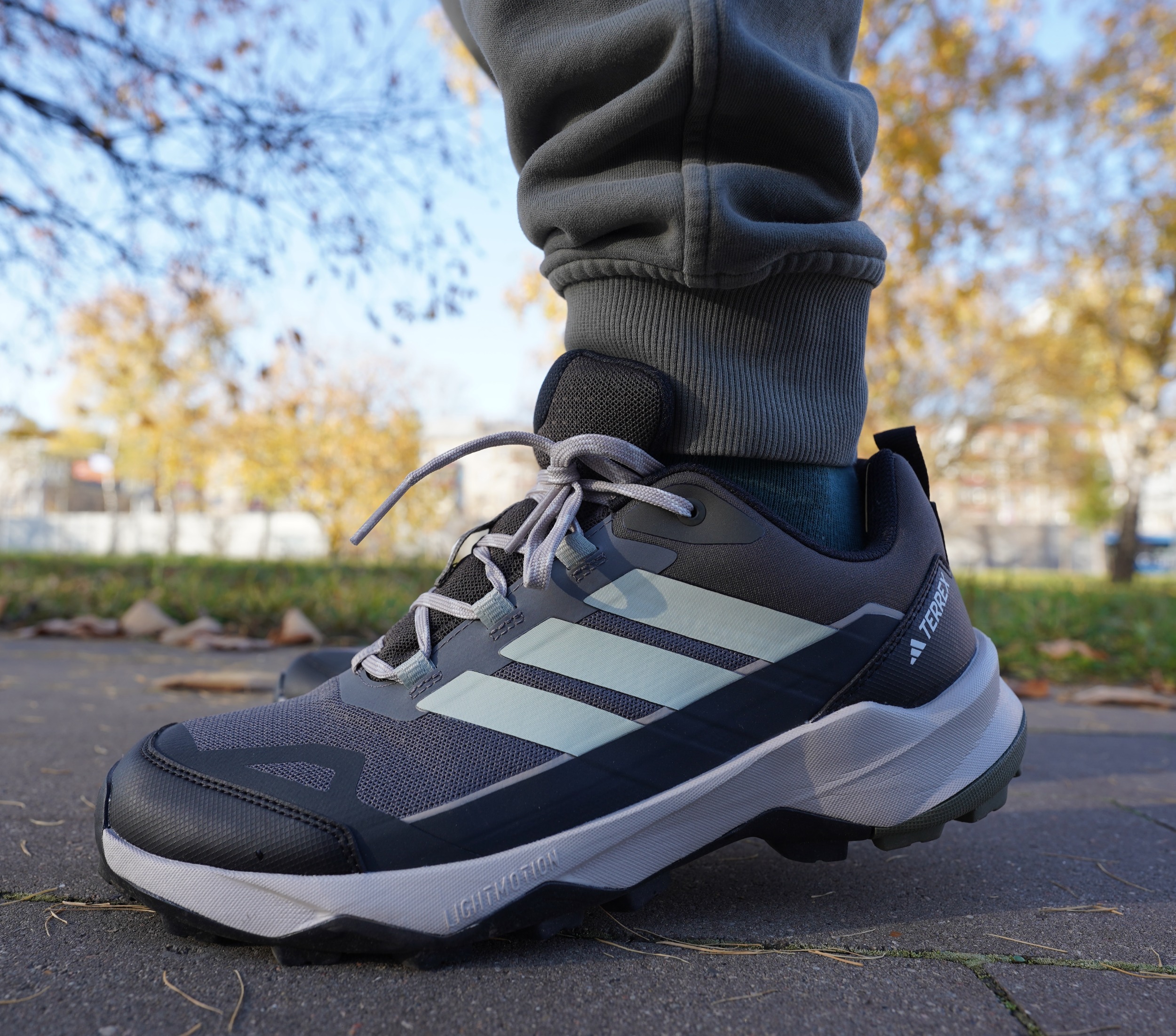 Давно я вам не закидывал про adidas. И тут смотрю лежат они! Три полоски, понимаете? Не две, не четыре, как у тех, кто считать не умеет, а три. Это же уже давно как код ДНК. Давно я вам не закидывал про adidas. И тут смотрю лежат они! Три полоски, понимаете? Не две, не четыре, как у тех, кто считать не умеет, а три. Это же уже давно как код ДНК.