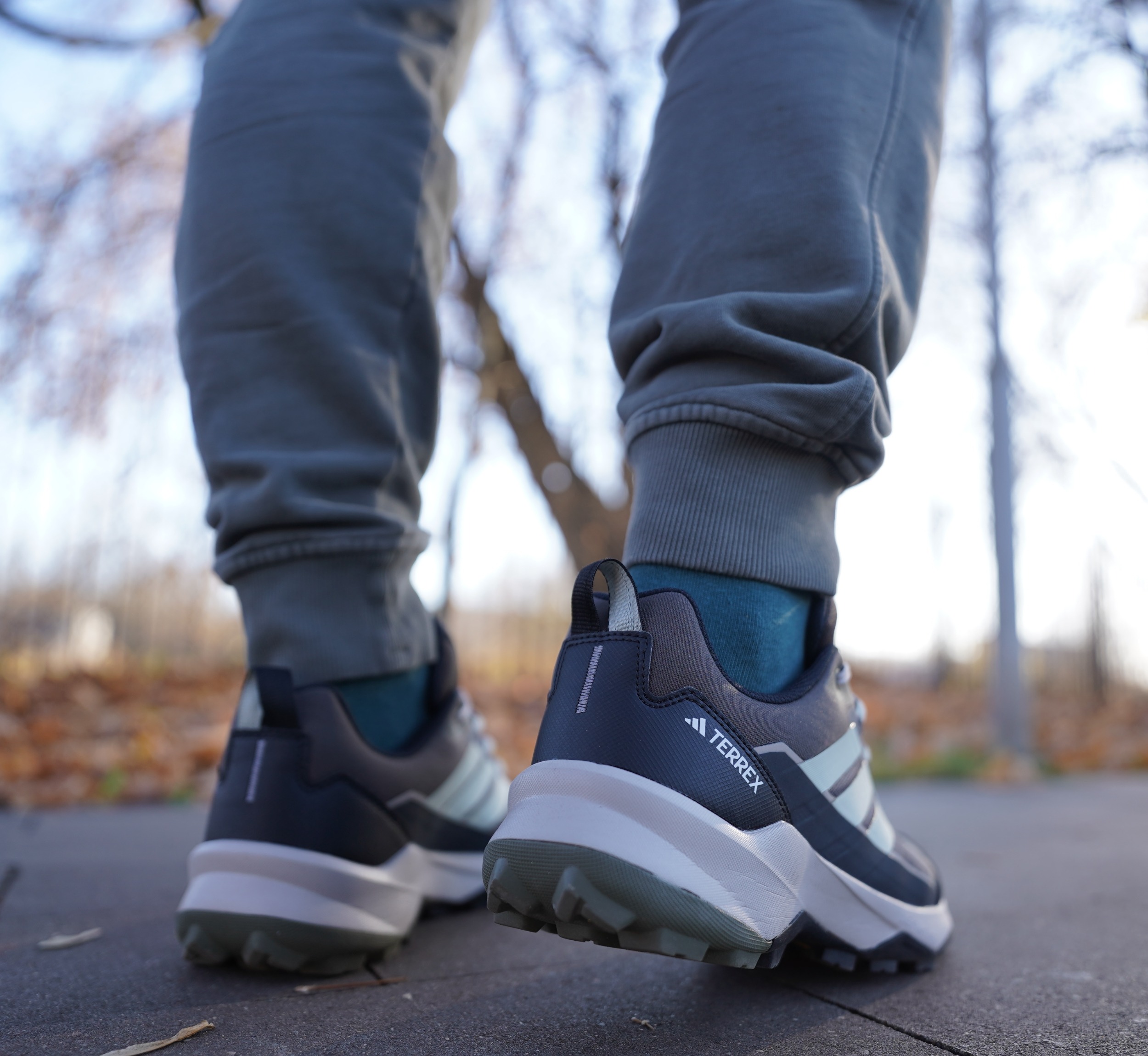 Давно я вам не закидывал про adidas. И тут смотрю лежат они! Три полоски, понимаете? Не две, не четыре, как у тех, кто считать не умеет, а три. Это же уже давно как код ДНК. Давно я вам не закидывал про adidas. И тут смотрю лежат они! Три полоски, понимаете? Не две, не четыре, как у тех, кто считать не умеет, а три. Это же уже давно как код ДНК.
