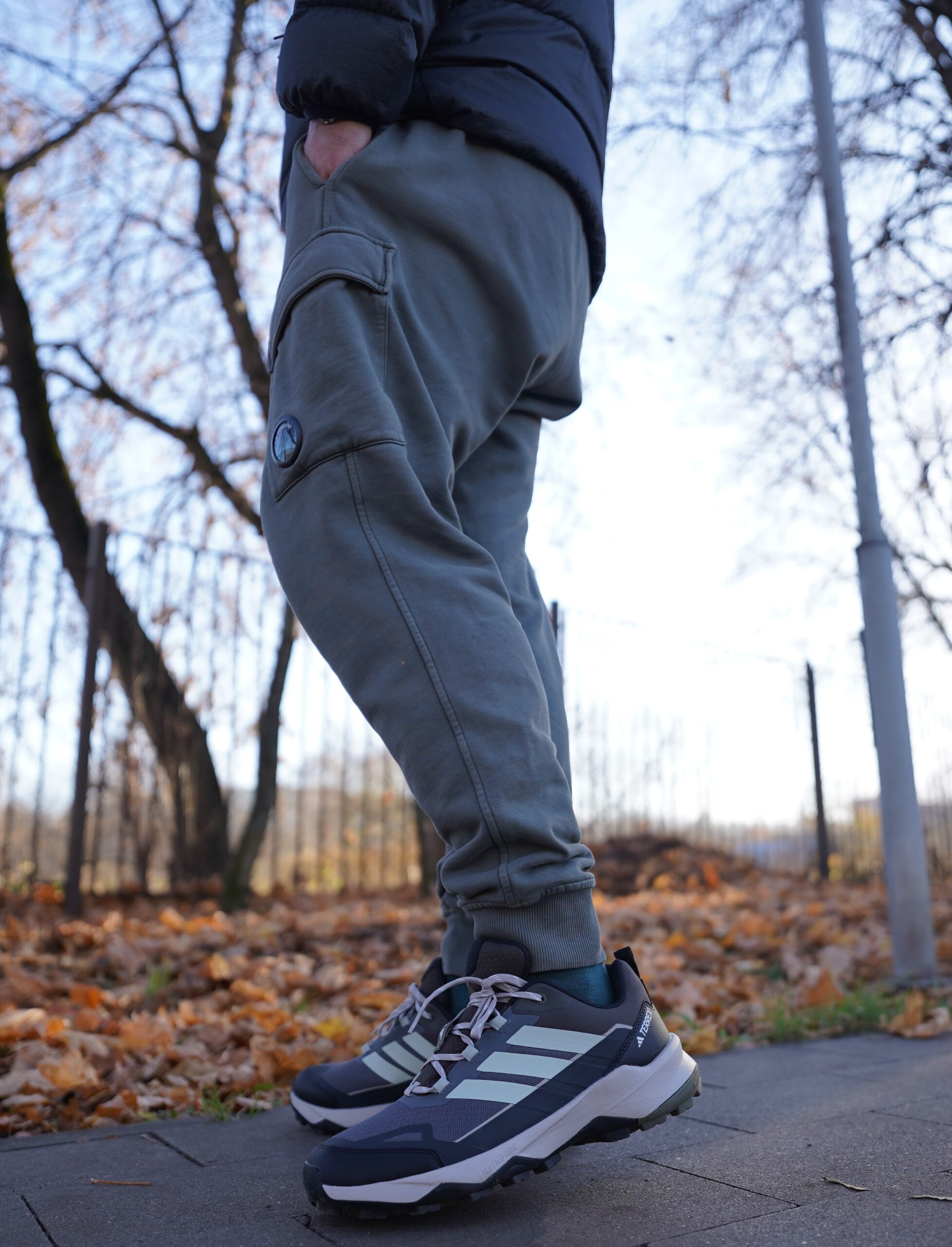 Давно я вам не закидывал про adidas. И тут смотрю лежат они! Три полоски, понимаете? Не две, не четыре, как у тех, кто считать не умеет, а три. Это же уже давно как код ДНК. Давно я вам не закидывал про adidas. И тут смотрю лежат они! Три полоски, понимаете? Не две, не четыре, как у тех, кто считать не умеет, а три. Это же уже давно как код ДНК.