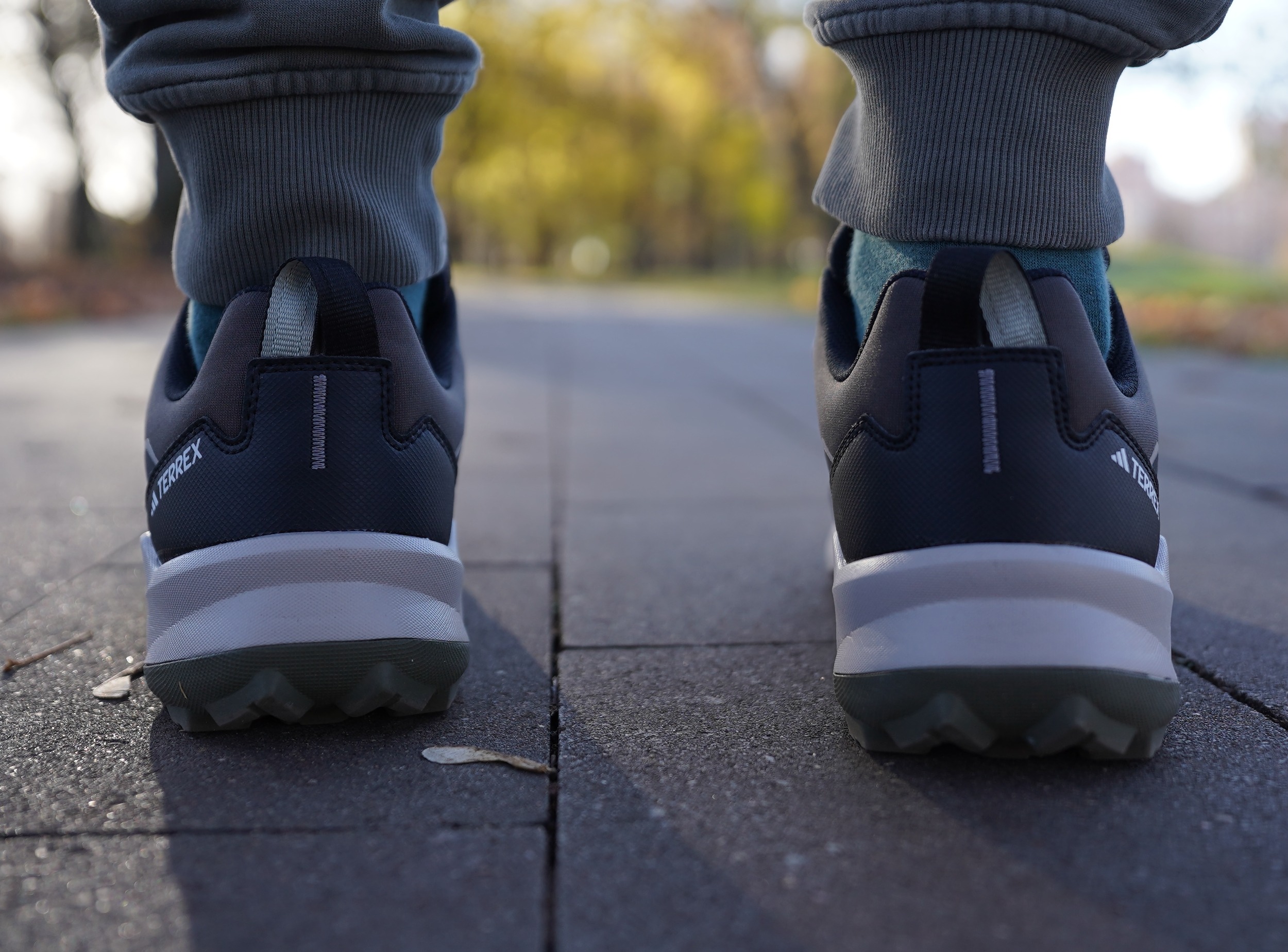Давно я вам не закидывал про adidas. И тут смотрю лежат они! Три полоски, понимаете? Не две, не четыре, как у тех, кто считать не умеет, а три. Это же уже давно как код ДНК. Давно я вам не закидывал про adidas. И тут смотрю лежат они! Три полоски, понимаете? Не две, не четыре, как у тех, кто считать не умеет, а три. Это же уже давно как код ДНК.