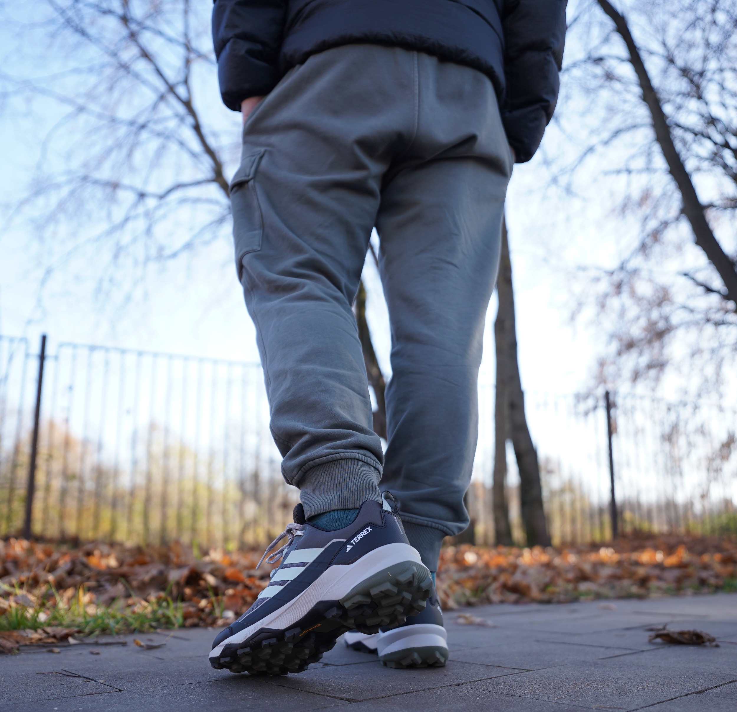 Давно я вам не закидывал про adidas. И тут смотрю лежат они! Три полоски, понимаете? Не две, не четыре, как у тех, кто считать не умеет, а три. Это же уже давно как код ДНК. Давно я вам не закидывал про adidas. И тут смотрю лежат они! Три полоски, понимаете? Не две, не четыре, как у тех, кто считать не умеет, а три. Это же уже давно как код ДНК.
