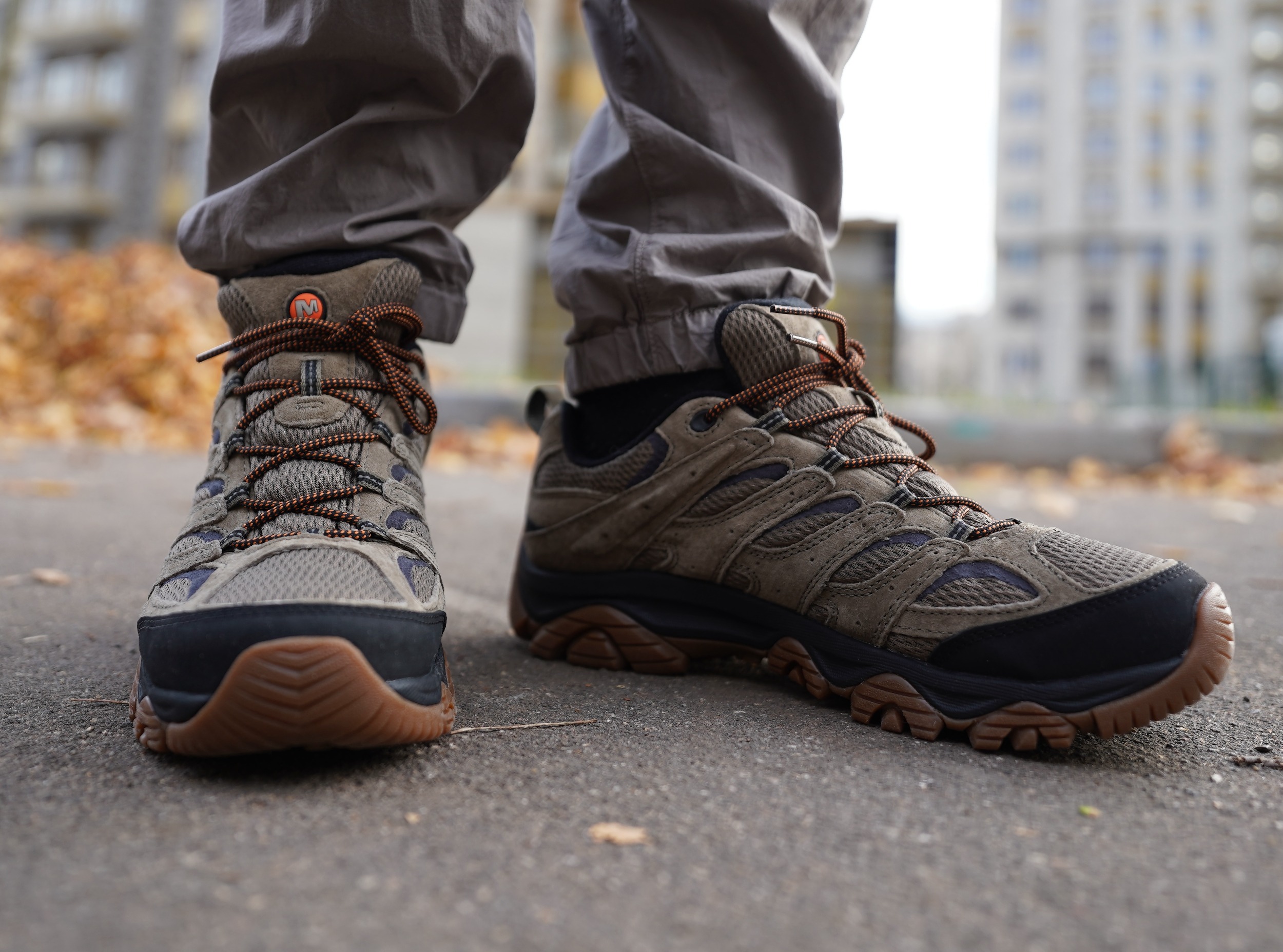 Короче, братва, сразу по-честному: дизайн у Merrell Moab 3 GTX - ну такое, для меня это не кайф-кайф. Хотя признаюсь, последнее время я к таким походным кроссам отношусь всё спокойнее - глаз привыкает. Но здесь вообще не про внешку. Здесь про качество и удобство, и вот тут Moab 3 GTX — это топчик линейки, без вариантов. Короче, братва, сразу по-честному: дизайн у Merrell Moab 3 GTX - ну такое, для меня это не кайф-кайф. Хотя признаюсь, последнее время я к таким походным кроссам отношусь всё спокойнее - глаз привыкает. Но здесь вообще не про внешку. Здесь про качество и удобство, и вот тут Moab 3 GTX — это топчик линейки, без вариантов.