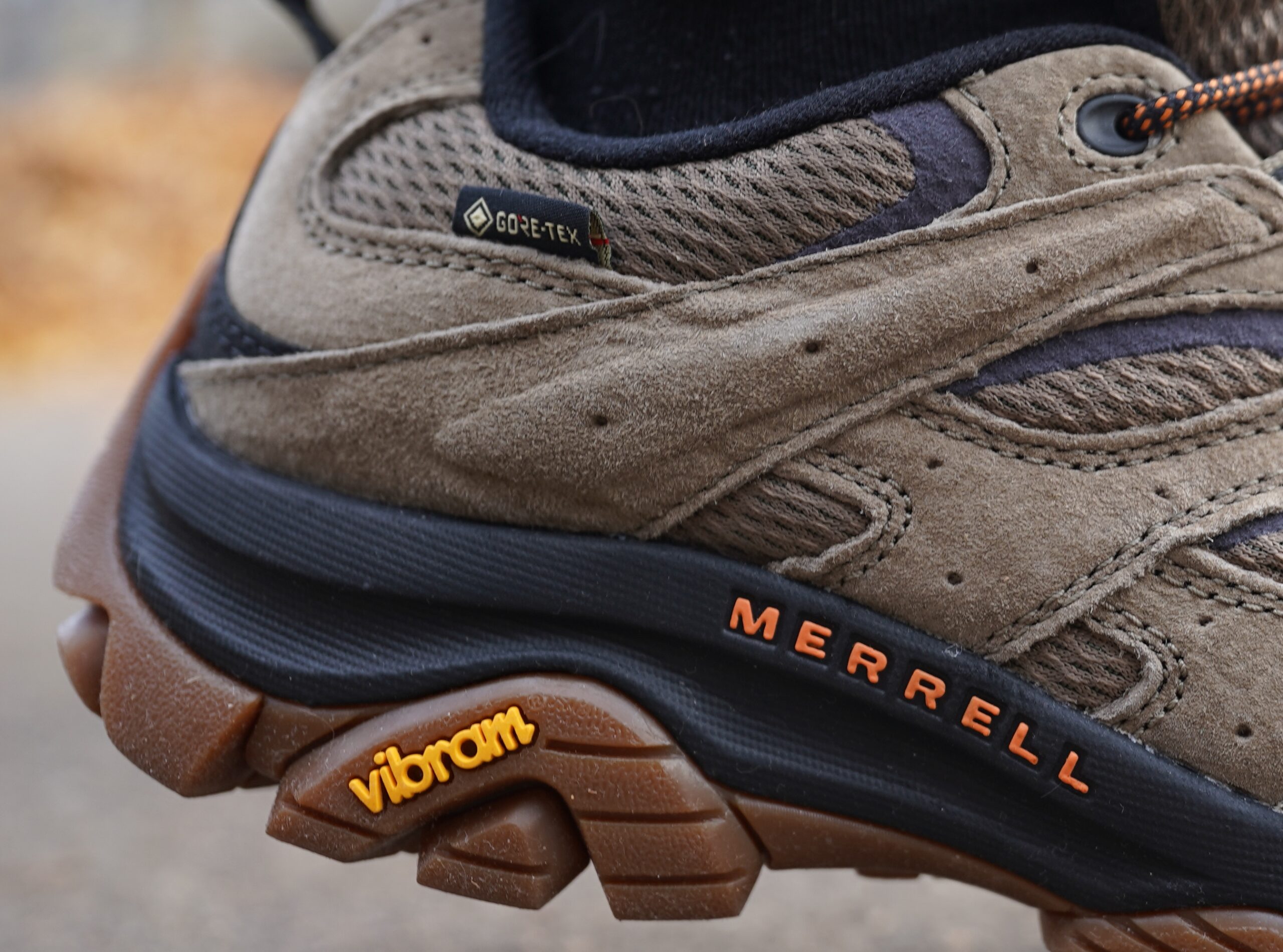 Короче, братва, сразу по-честному: дизайн у Merrell Moab 3 GTX - ну такое, для меня это не кайф-кайф. Хотя признаюсь, последнее время я к таким походным кроссам отношусь всё спокойнее - глаз привыкает. Но здесь вообще не про внешку. Здесь про качество и удобство, и вот тут Moab 3 GTX — это топчик линейки, без вариантов. Короче, братва, сразу по-честному: дизайн у Merrell Moab 3 GTX - ну такое, для меня это не кайф-кайф. Хотя признаюсь, последнее время я к таким походным кроссам отношусь всё спокойнее - глаз привыкает. Но здесь вообще не про внешку. Здесь про качество и удобство, и вот тут Moab 3 GTX — это топчик линейки, без вариантов.