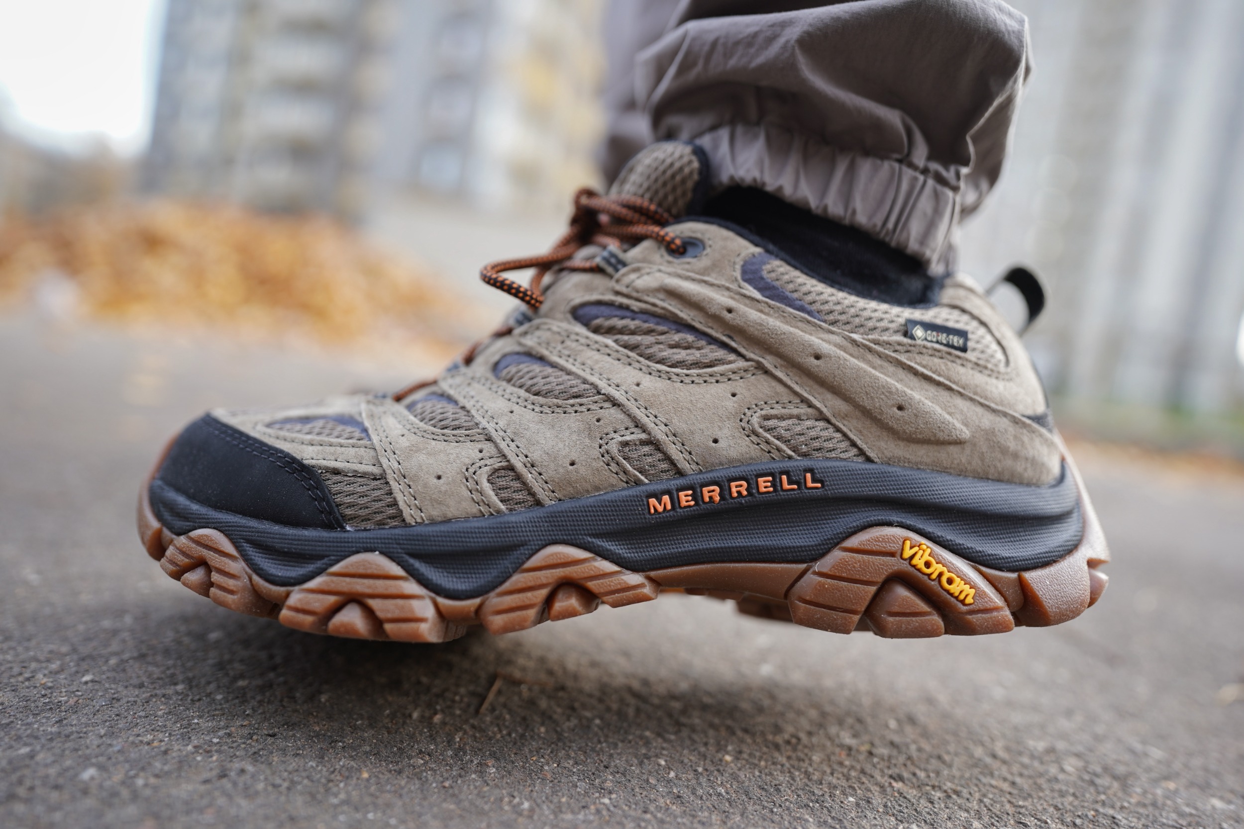Короче, братва, сразу по-честному: дизайн у Merrell Moab 3 GTX - ну такое, для меня это не кайф-кайф. Хотя признаюсь, последнее время я к таким походным кроссам отношусь всё спокойнее - глаз привыкает. Но здесь вообще не про внешку. Здесь про качество и удобство, и вот тут Moab 3 GTX — это топчик линейки, без вариантов. Короче, братва, сразу по-честному: дизайн у Merrell Moab 3 GTX - ну такое, для меня это не кайф-кайф. Хотя признаюсь, последнее время я к таким походным кроссам отношусь всё спокойнее - глаз привыкает. Но здесь вообще не про внешку. Здесь про качество и удобство, и вот тут Moab 3 GTX — это топчик линейки, без вариантов.