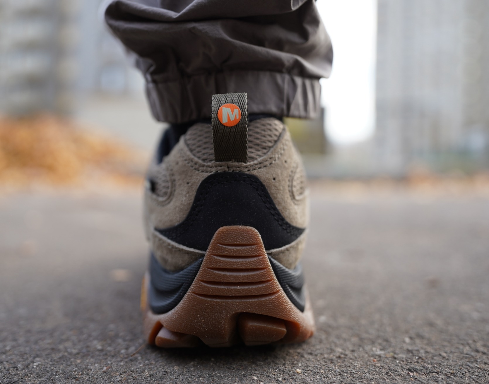 Короче, братва, сразу по-честному: дизайн у Merrell Moab 3 GTX - ну такое, для меня это не кайф-кайф. Хотя признаюсь, последнее время я к таким походным кроссам отношусь всё спокойнее - глаз привыкает. Но здесь вообще не про внешку. Здесь про качество и удобство, и вот тут Moab 3 GTX — это топчик линейки, без вариантов. Короче, братва, сразу по-честному: дизайн у Merrell Moab 3 GTX - ну такое, для меня это не кайф-кайф. Хотя признаюсь, последнее время я к таким походным кроссам отношусь всё спокойнее - глаз привыкает. Но здесь вообще не про внешку. Здесь про качество и удобство, и вот тут Moab 3 GTX — это топчик линейки, без вариантов.