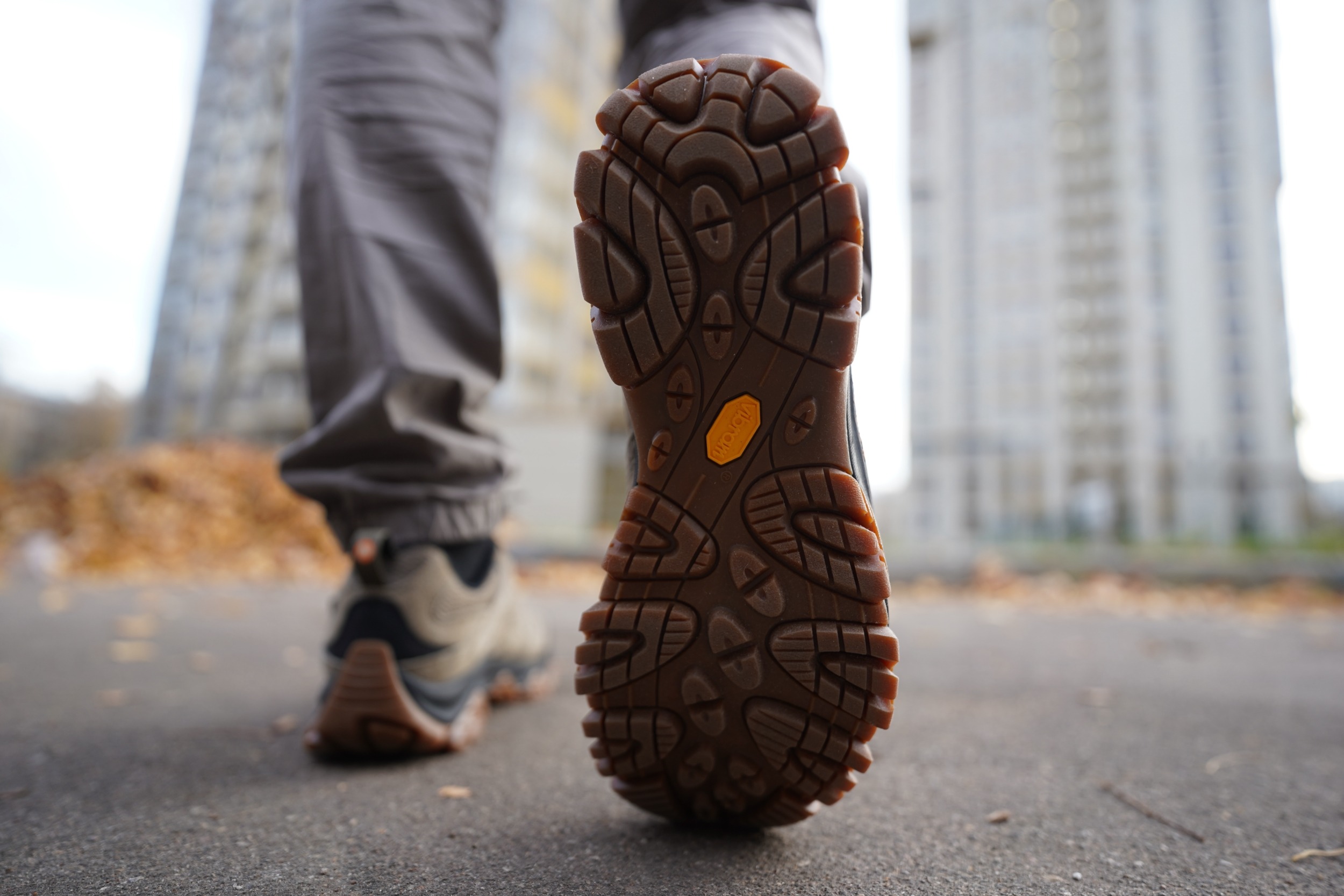 Короче, братва, сразу по-честному: дизайн у Merrell Moab 3 GTX - ну такое, для меня это не кайф-кайф. Хотя признаюсь, последнее время я к таким походным кроссам отношусь всё спокойнее - глаз привыкает. Но здесь вообще не про внешку. Здесь про качество и удобство, и вот тут Moab 3 GTX — это топчик линейки, без вариантов. Короче, братва, сразу по-честному: дизайн у Merrell Moab 3 GTX - ну такое, для меня это не кайф-кайф. Хотя признаюсь, последнее время я к таким походным кроссам отношусь всё спокойнее - глаз привыкает. Но здесь вообще не про внешку. Здесь про качество и удобство, и вот тут Moab 3 GTX — это топчик линейки, без вариантов.